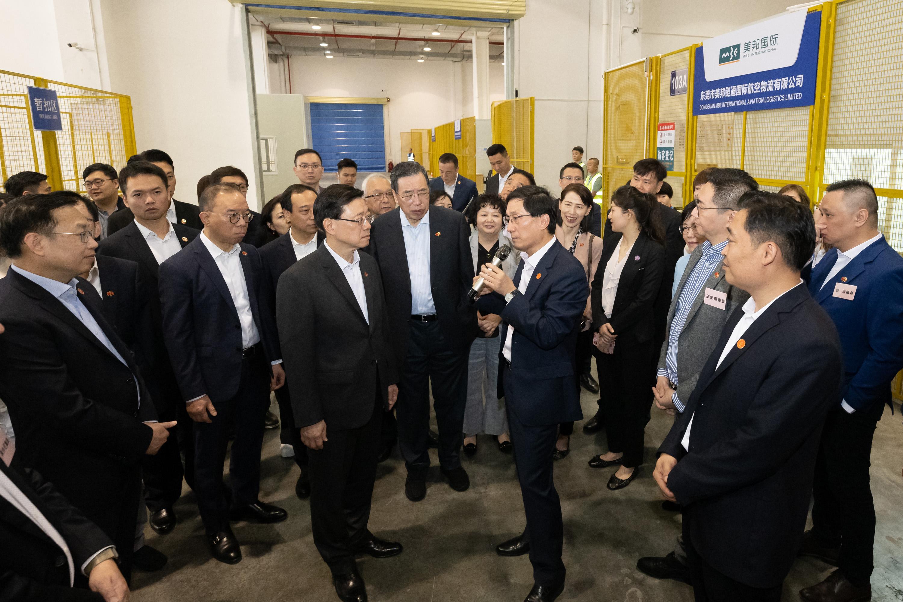 The delegation of the Hong Kong Special Administrative Region Government and the Legislative Council led by the Chief Executive, Mr John Lee, continues its duty visit in the Guangdong-Hong Kong-Macao Greater Bay Area today (April 23). The delegation visited Dongguan Hong Kong International Airport Logistics Park.