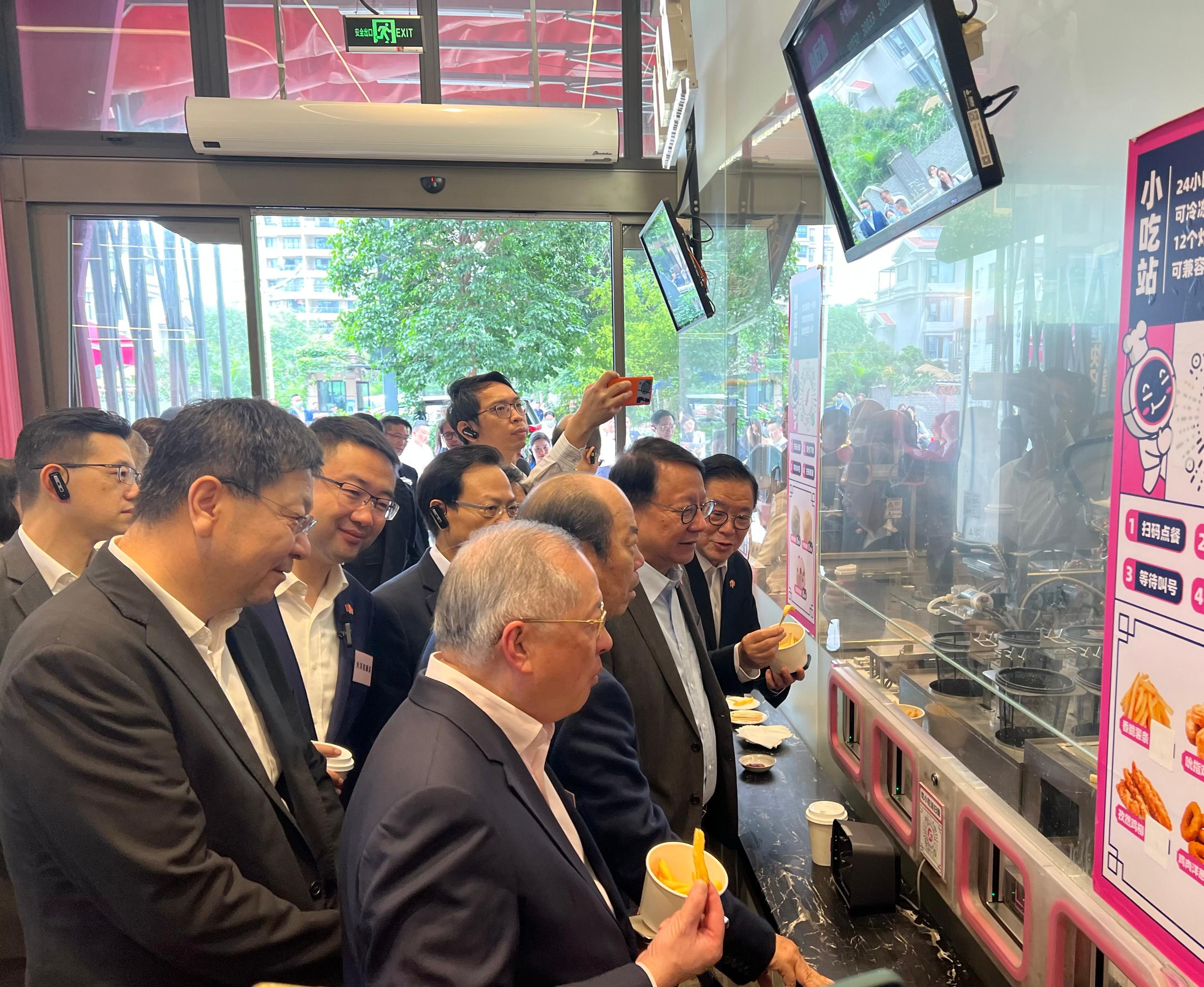 The delegation of the Hong Kong Special Administrative Region Government and the Legislative Council led by the Chief Executive, Mr John Lee, continues its duty visit in the Guangdong-Hong Kong-Macao Greater Bay Area today (April 23). The delegation visited Guangdong Bright Dream Robotics Co. Ltd. in Foshan, and learned about using robots to prepare food.