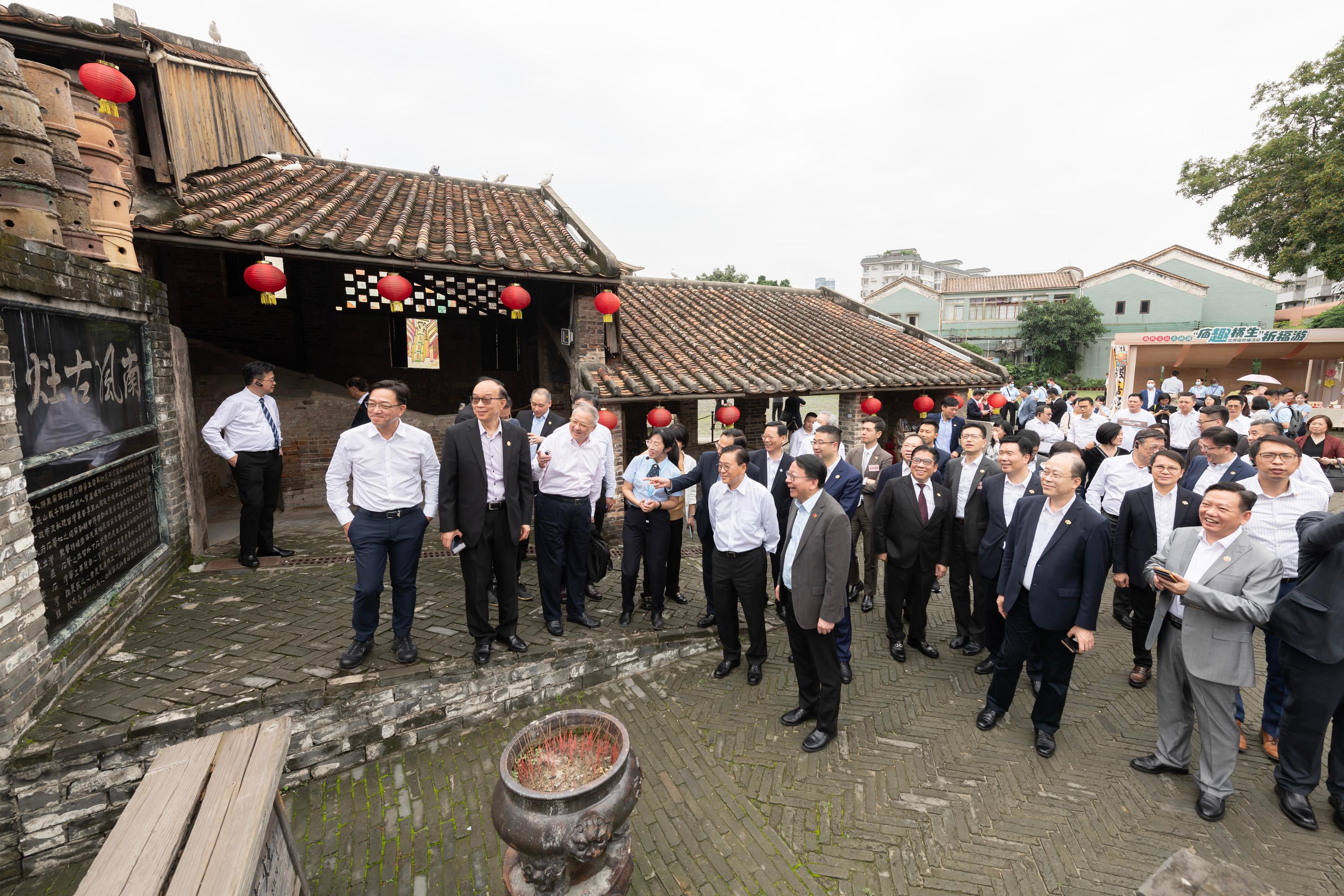 The delegation of the Hong Kong Special Administrative Region Government and the Legislative Council led by the Chief Executive, Mr John Lee, continues its duty visit in the in the Guangdong-Hong Kong-Macao Greater Bay Area today (April 23). The delegation visited the Ancient Nanfeng Kiln, a cultural landmark in Foshan and one of the major sites that requires protection for its historical and cultural value at the national level.