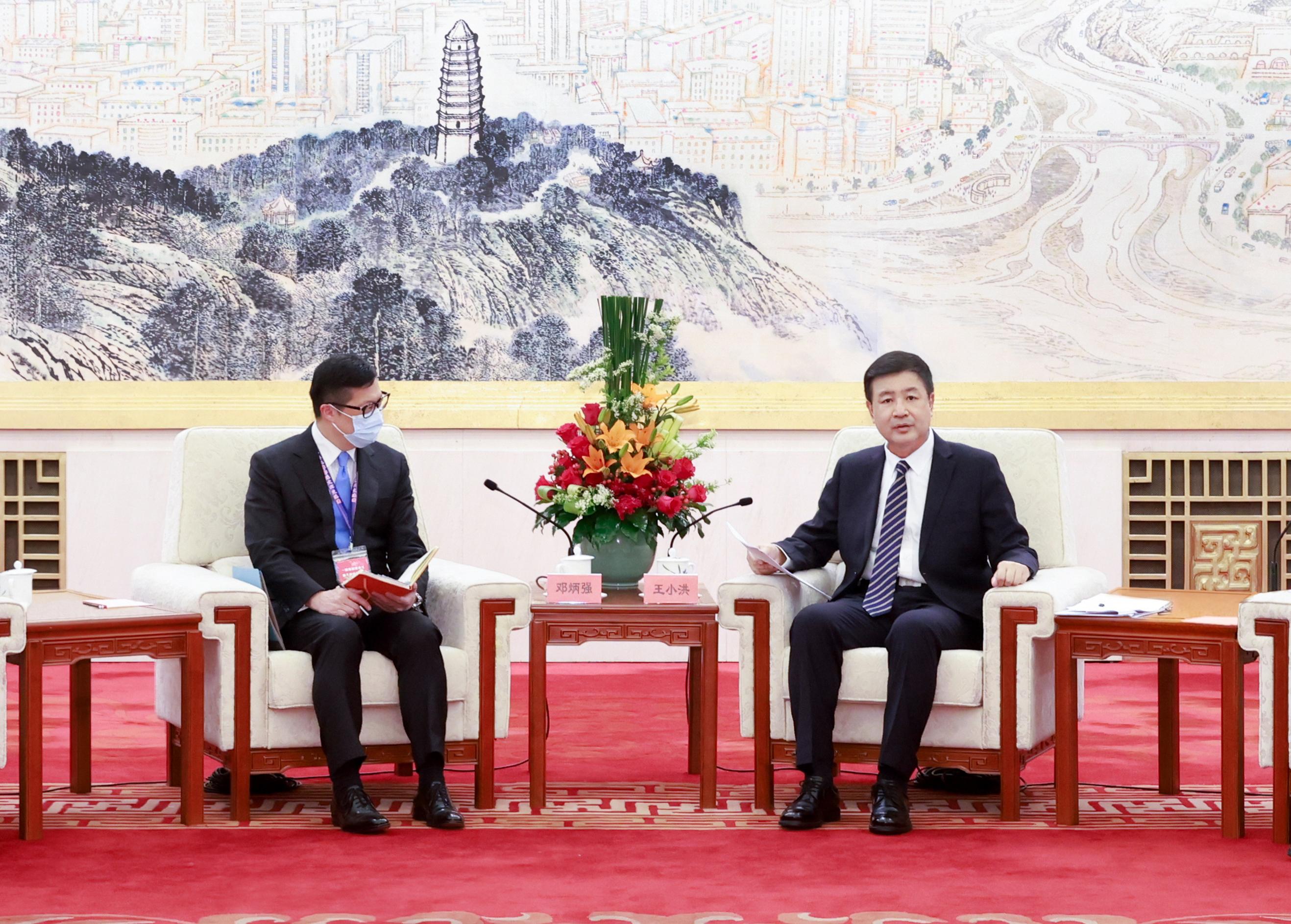 國務委員兼公安部部長王小洪（右）四月二十四日在北京會見保安局局長鄧炳強（左）和香港紀律部隊文化交流團。
