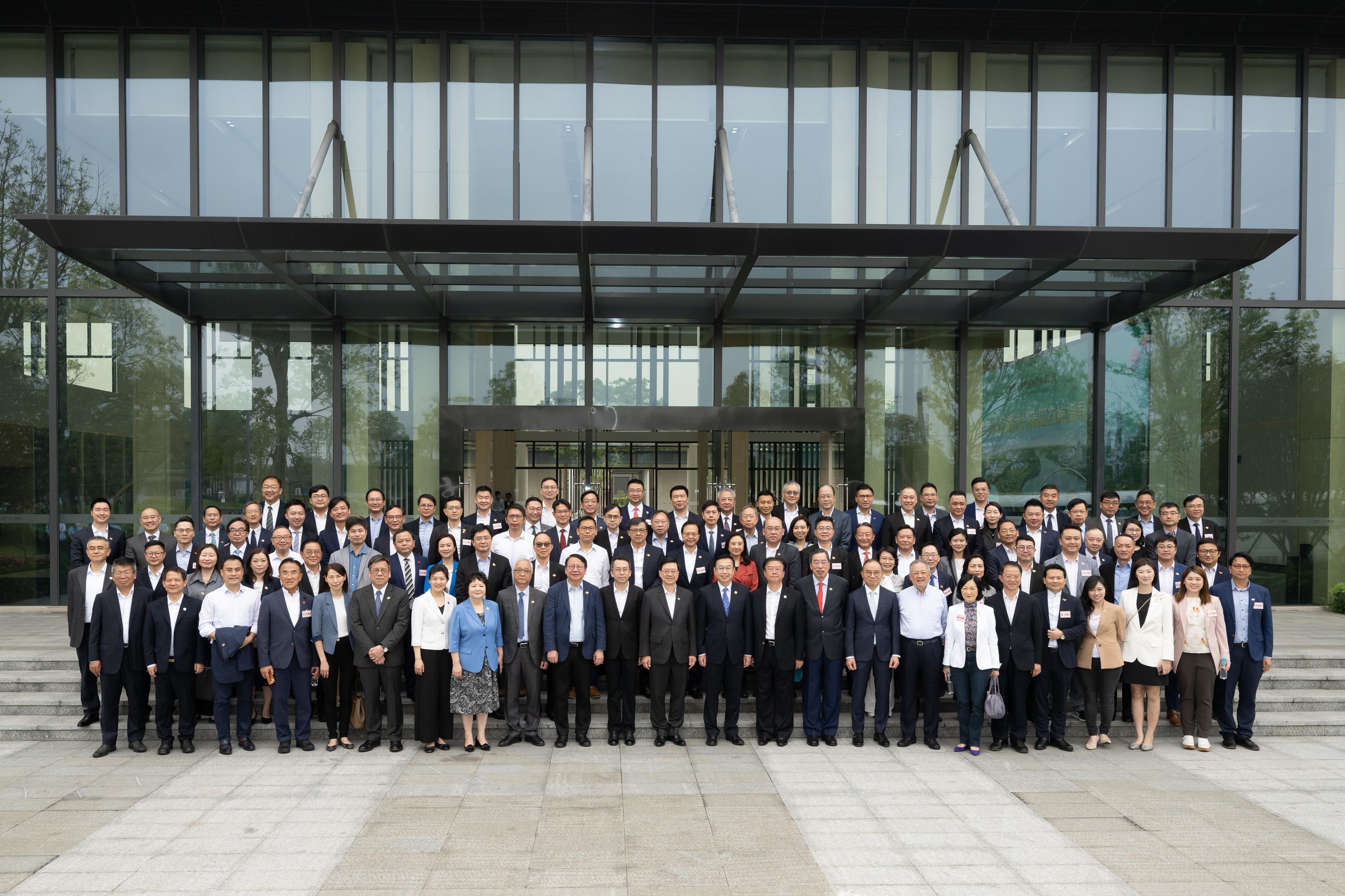 The delegation of the Government and the Legislative Council, led by the Chief Executive, Mr John Lee, concluded the four-day duty visit in the Guangdong-Hong Kong-Macao Greater Bay Area today (April 24). Photo shows the delegation taking a group photo when visiting the Lijiao Sewage Treatment Plant in Guangzhou.