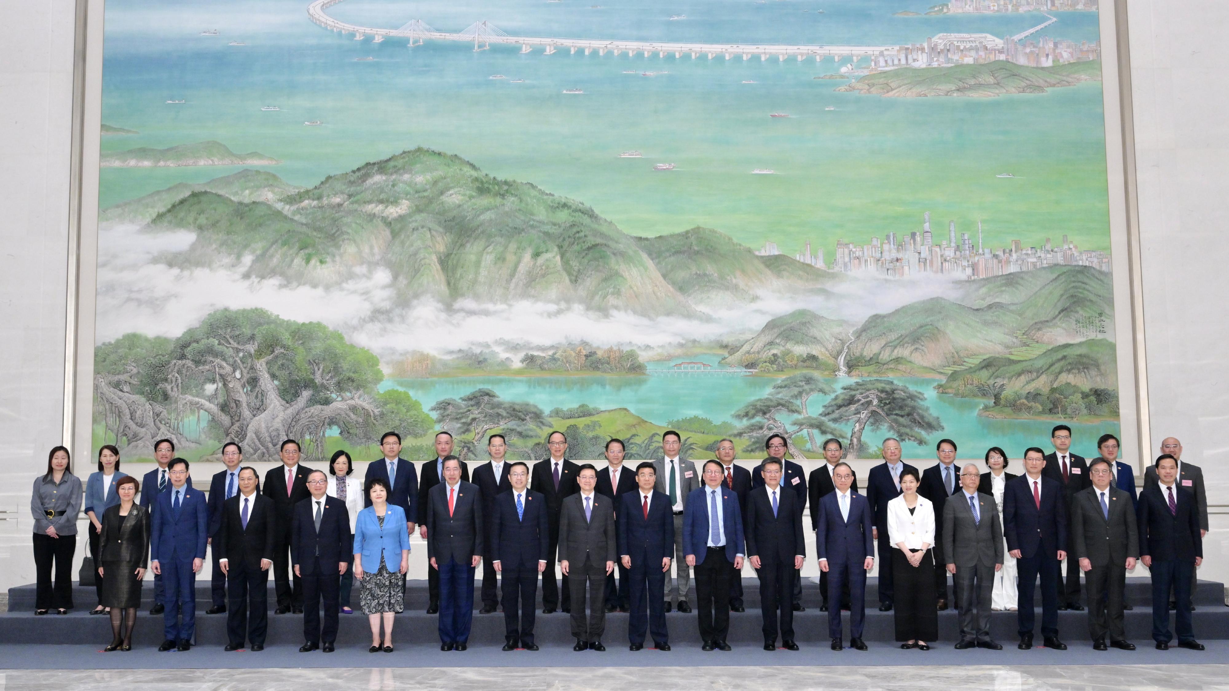 The Chief Executive, Mr John Lee, led a delegation of the Hong Kong Special Administrative Region Government and the Legislative Council to visit Guangzhou today (April 24). Photo shows Mr Lee (front row, eighth left) meeting the Secretary of the CPC Guangzhou Municipal Committee, Mr Lin Keqing  (front row, ninth left); the Mayor of the Guangzhou Municipal Government, Mr Guo Yonghang (front row, seventh right); Deputy Director of the Liaison Office of the Central People's Government in the Hong Kong Special Administrative Region Mr He Jing (front row, seventh left); the Director General of the Hong Kong and Macao Affairs Office of the People's Government of Guangdong Province, Ms Li Huanchun (front row, fifth left); and the members of the delegation before the dinner with leaders of Guangzhou Municipal Government.