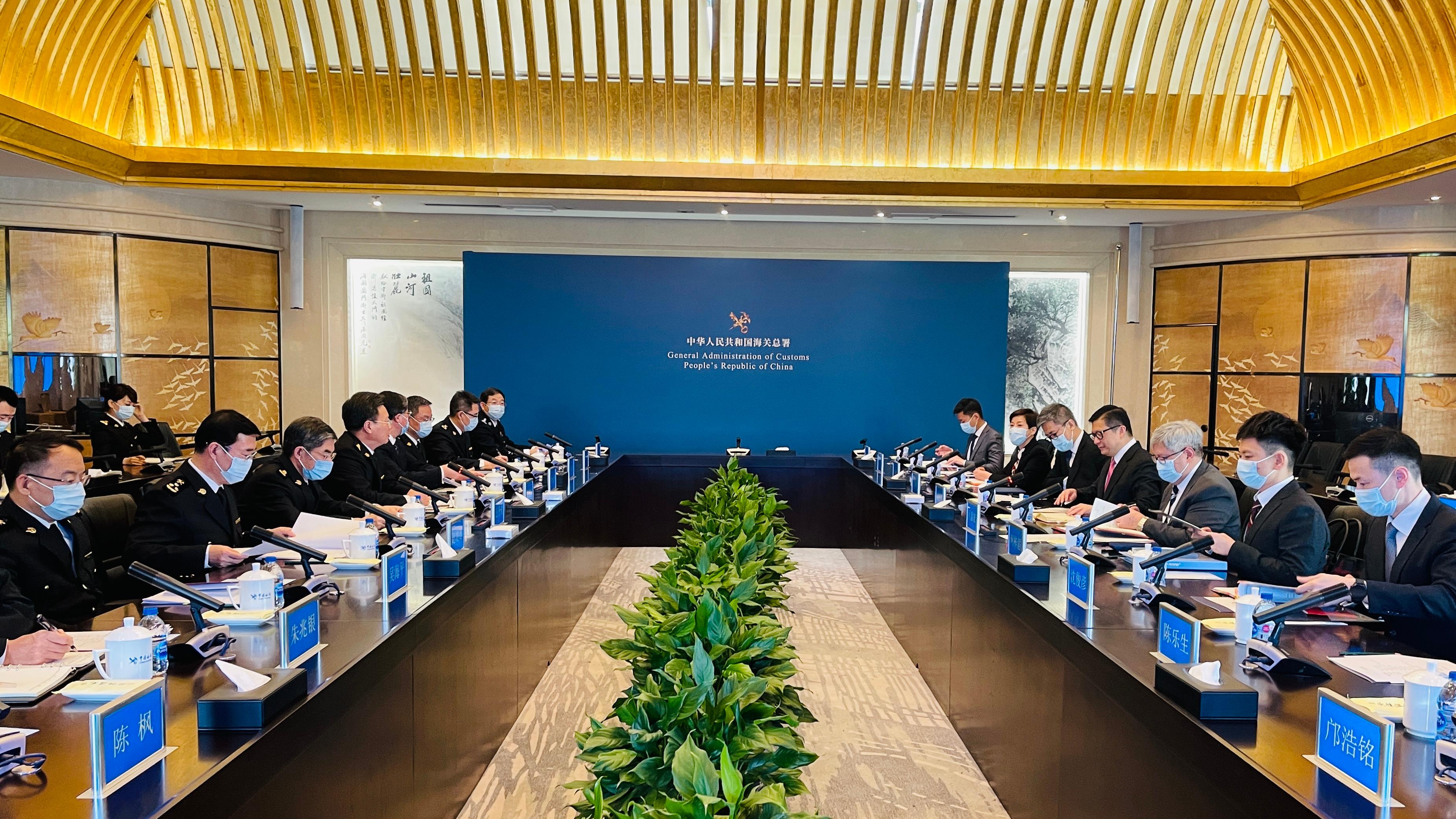 保安局局长邓炳强今日（四月二十五日）继续在北京的第二日访问。图示邓炳强（右四）拜访海关总署，就加强与内地海关的合作交流意见。