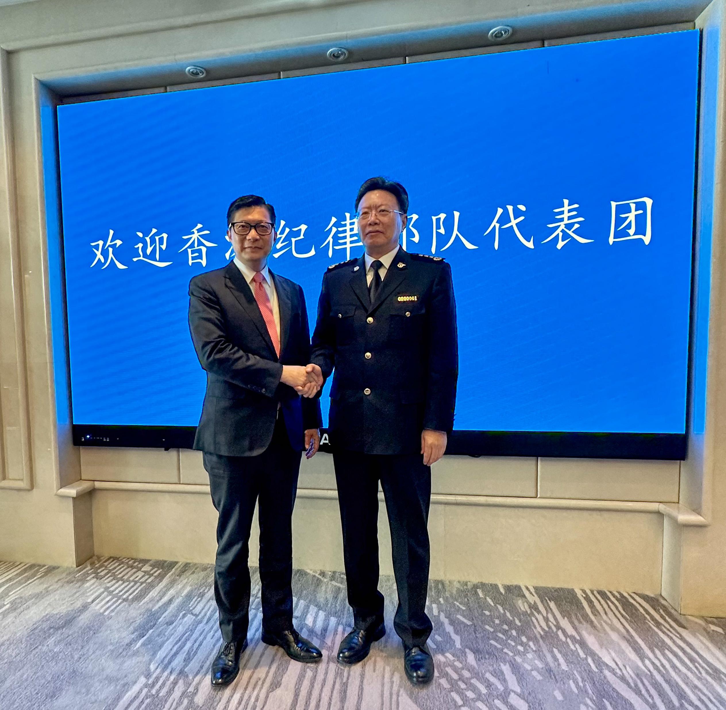 The Secretary for Security, Mr Tang Ping-keung, continued the second day of his visit to Beijing today (April 25). Photo shows Mr Tang (left) calling on the Minister of the General Administration of Customs of the People's Republic of China, Mr Yu Jianhua (right).