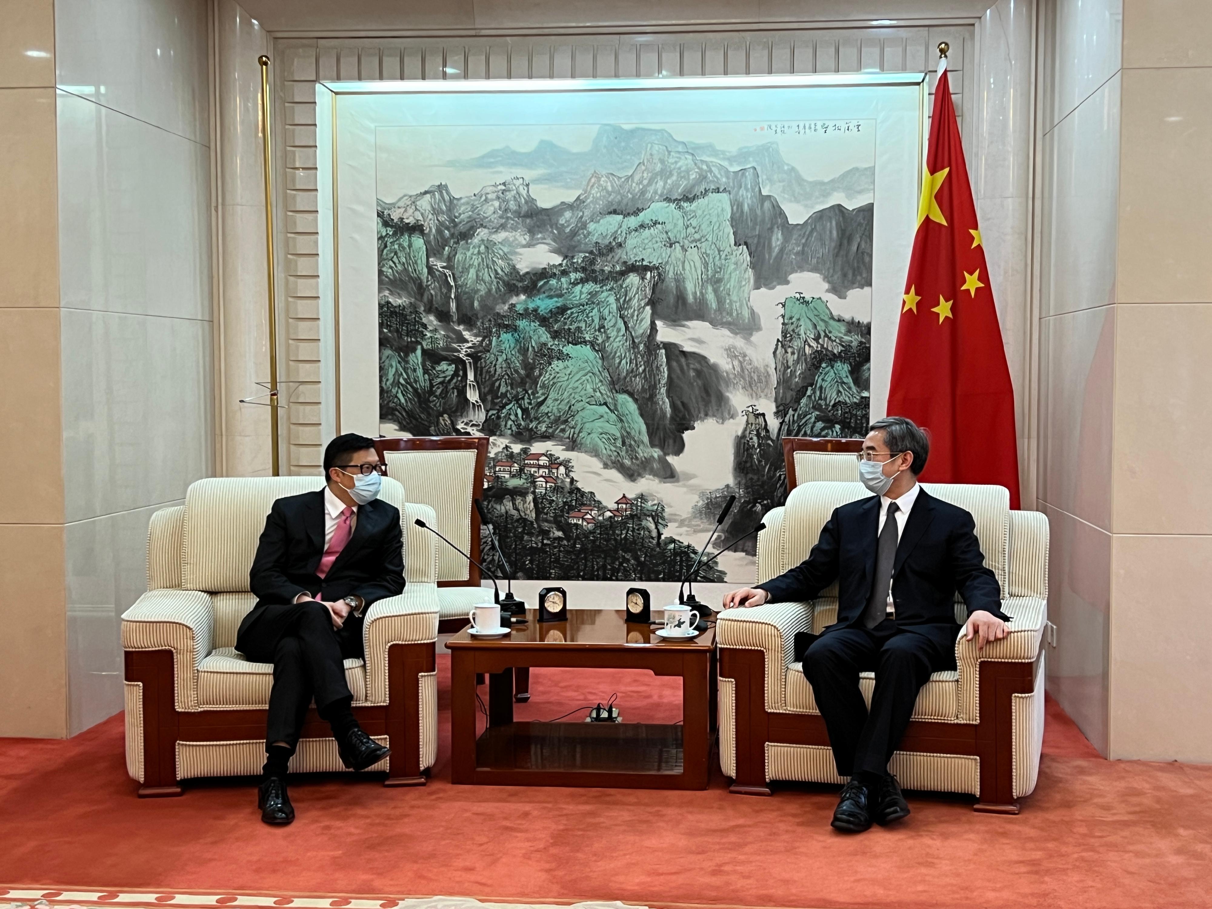 The Secretary for Security, Mr Tang Ping-keung, continued the second day of his visit to Beijing today (April 25). Photo shows Mr Tang (left) calling on the Ministry of Transport and meeting with Vice-Minister of Transport Mr Dai Dongchang (right).