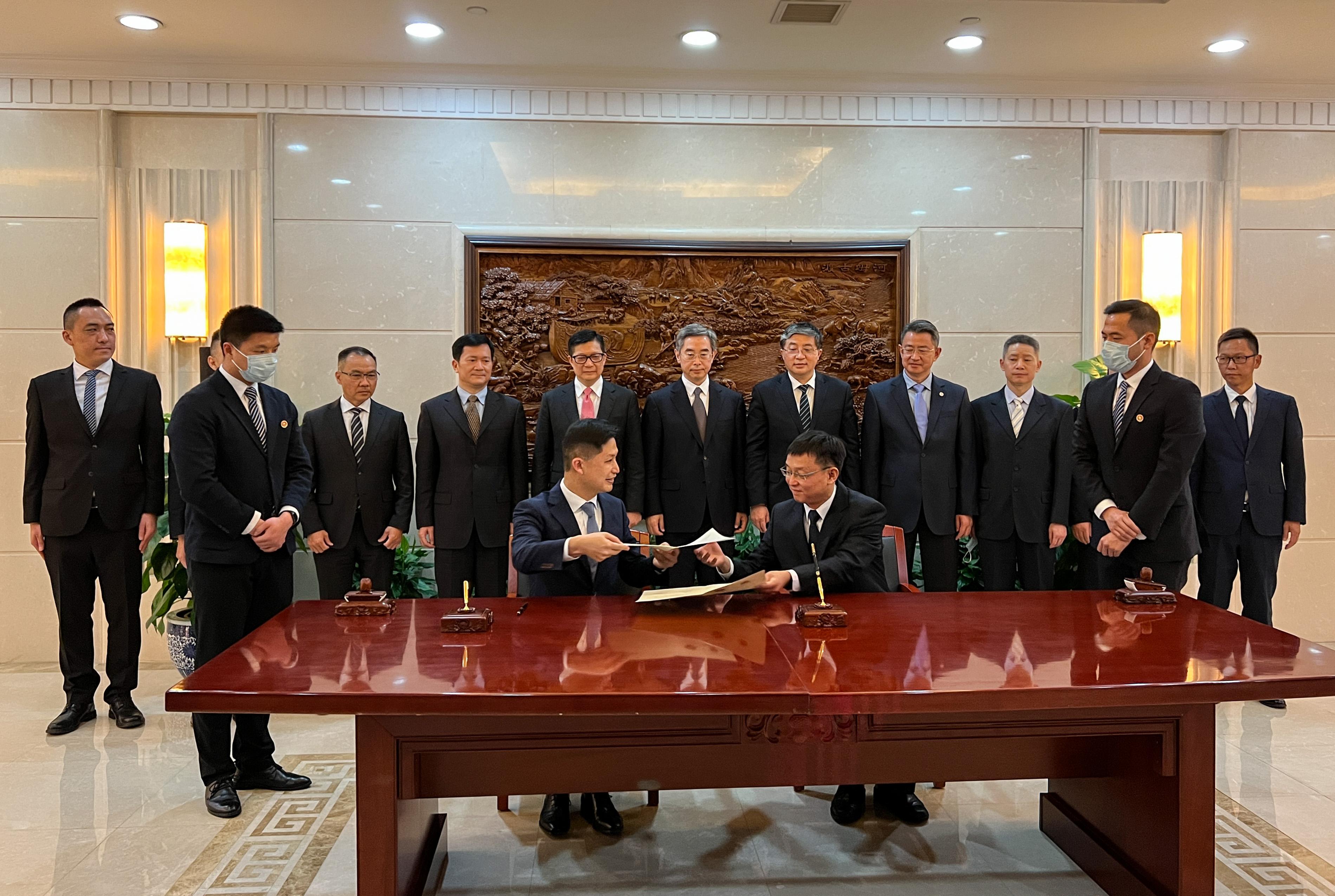 The Secretary for Security, Mr Tang Ping-keung (back row, fifth left), continued the second day of his visit to Beijing today (April 25). Photo shows the Director of Fire Services, Mr Andy Yeung (front row, second left), signing the five-year Letter of Intent of technical exchange with the Director General of the Rescue and Salvage Bureau of the Ministry of Transport, Mr Wang Lei (front row, second right). The signing of the Letter of Intent is set to strengthen technical co-operation and the exchange of rescue experiences to enhance professional standards of both sides.