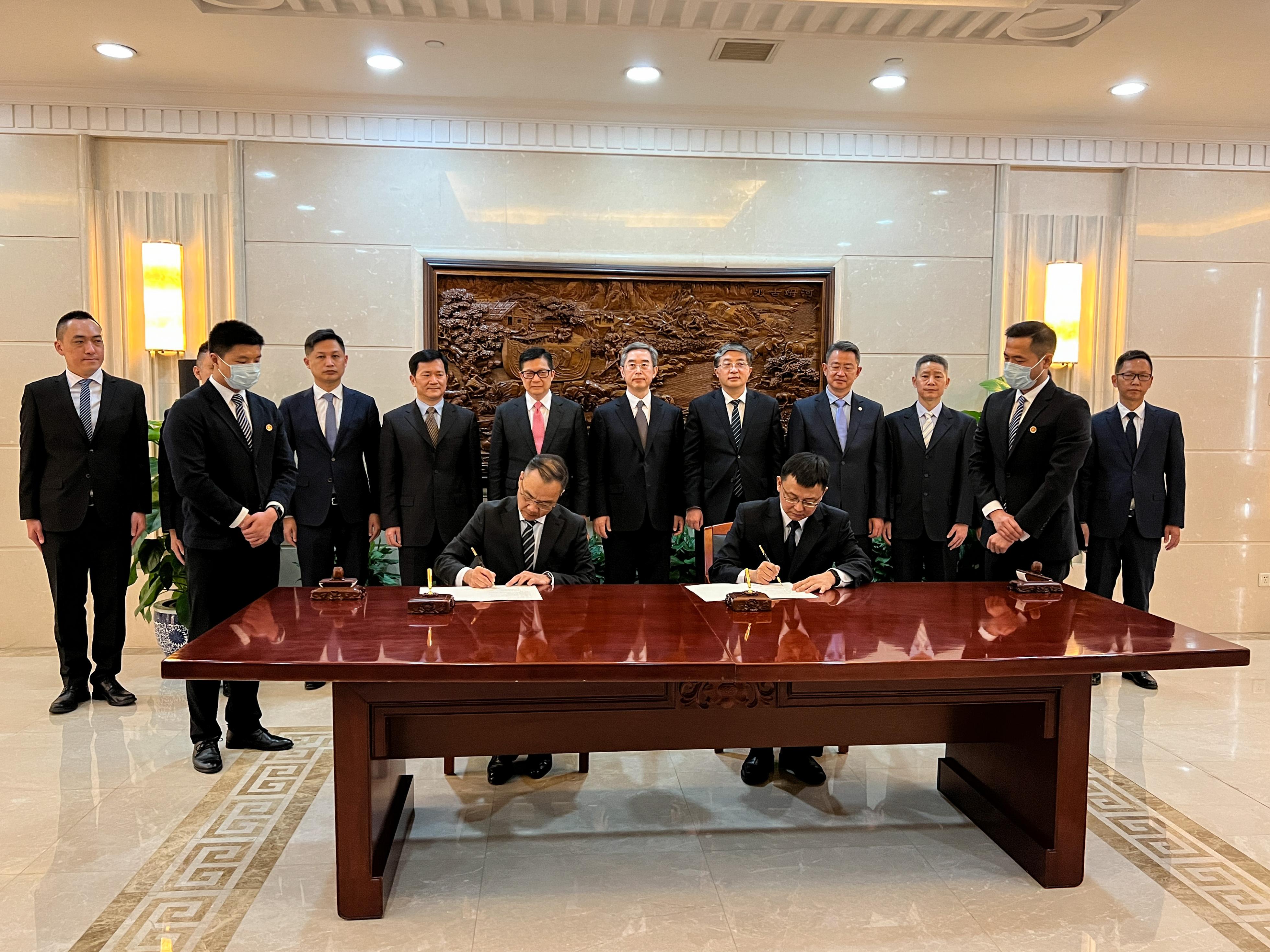 The Secretary for Security, Mr Tang Ping-keung (back row, fifth left), continued the second day of his visit to Beijing today (April 25). Photo shows the Controller of the Government Flying Service, Captain West Wu (front row, second left), signing the Letter of Intent for a Five-Year Plan on Technical Co-operation with the Director General of the Rescue and Salvage Bureau of the Ministry of Transport, Mr Wang Lei (front row, second right). The signing of the Letter of Intent is set to strengthen technical co-operation and the exchange of rescue experiences to enhance professional standards of both sides.