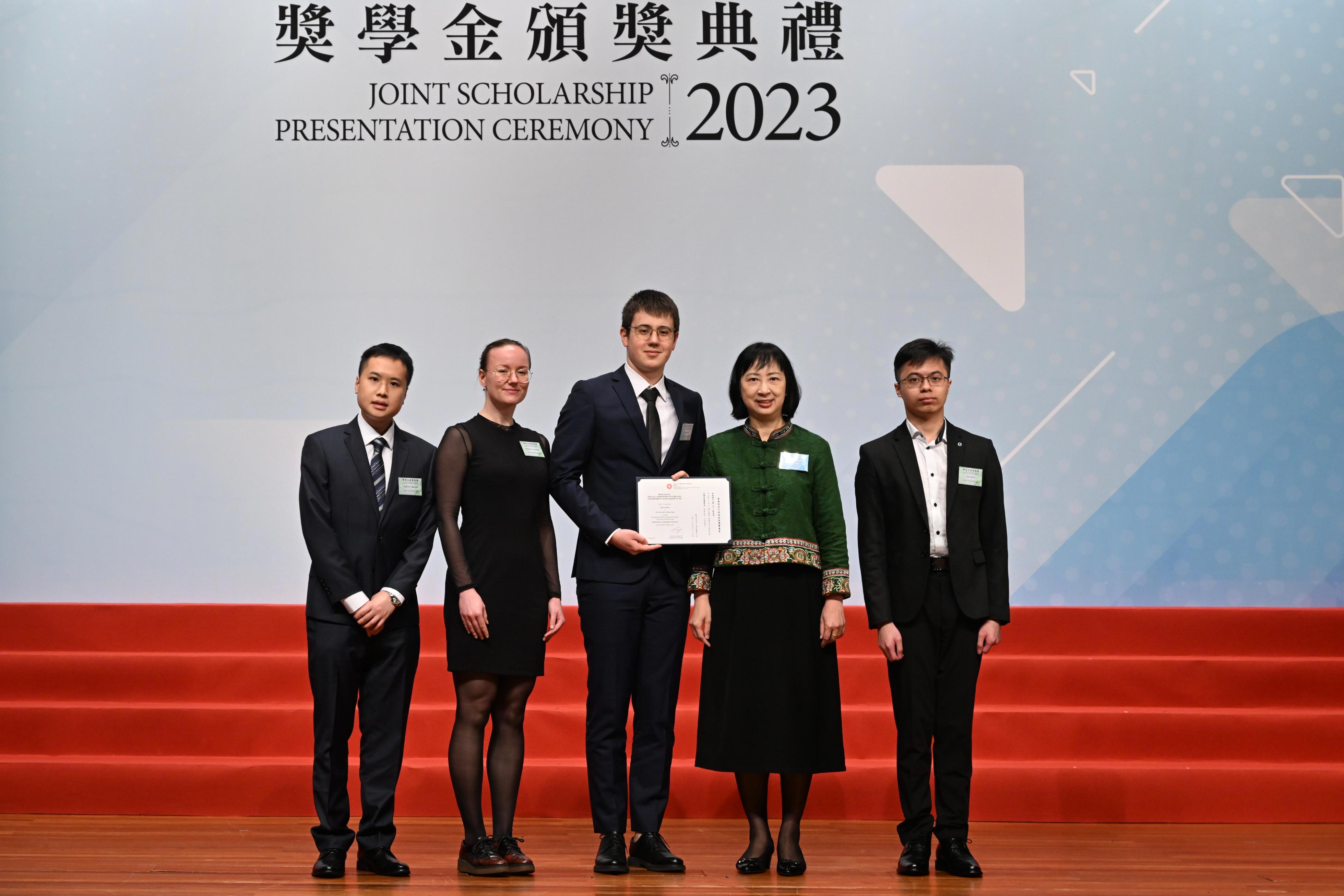The Education Bureau held the HKSAR Government Scholarship Fund and Self-financing Post-secondary Education Fund Joint Scholarship Presentation Ceremony today (April 25). Photo shows the Permanent Secretary for Education, Ms Michelle Li (second right), presenting a certificate to students who are awarded scholarships under the HKSAR Government Scholarship Fund.