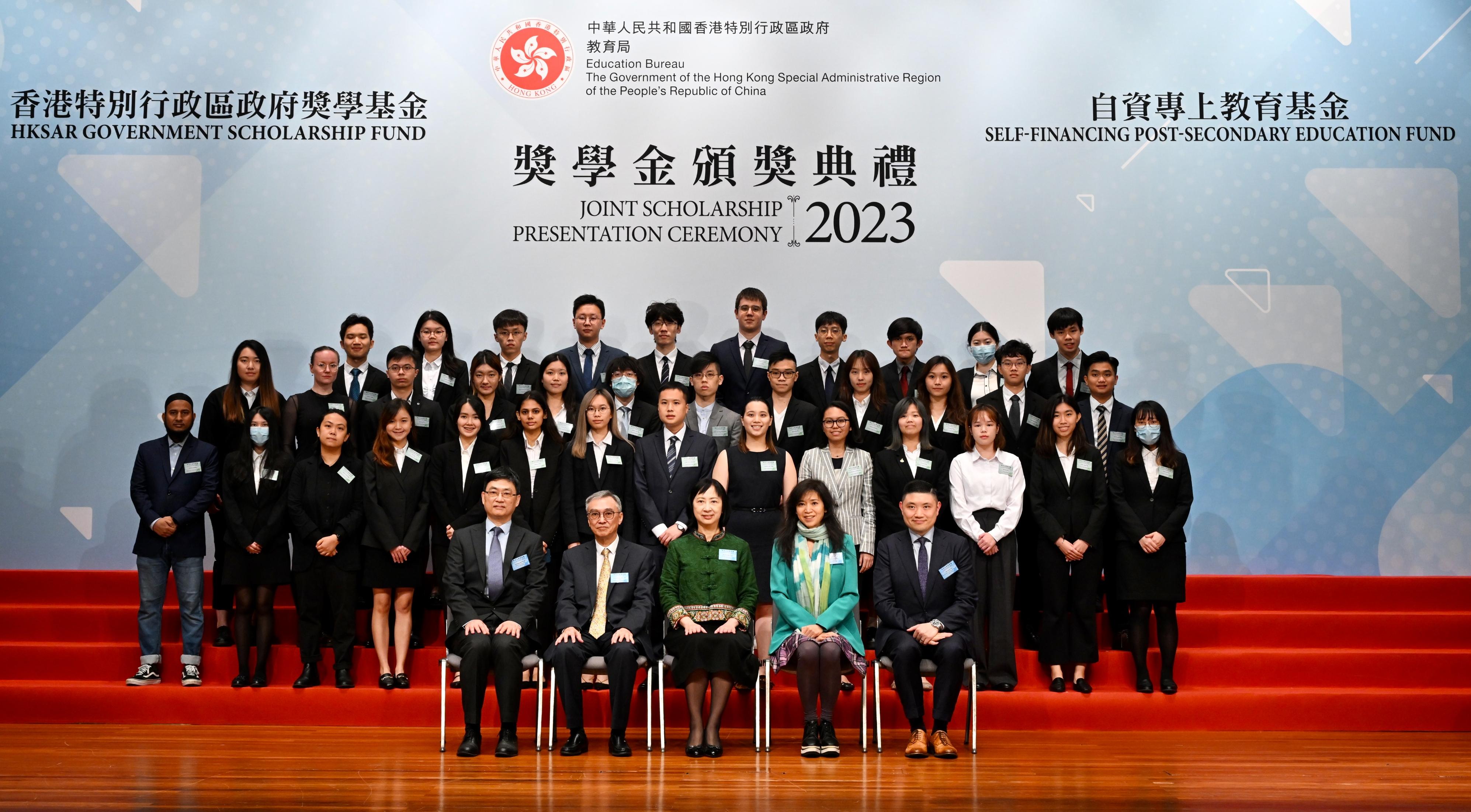 The Education Bureau held the HKSAR Government Scholarship Fund and Self-financing Post-secondary Education Fund Joint Scholarship Presentation Ceremony today (April 25). The Permanent Secretary for Education, Ms Michelle Li (front row, centre); member of the Steering Committee of the HKSAR Government Scholarship Fund, Ms Lo Po-man (front row, second right); member of the Steering Committee and the Investment Committee of the HKSAR Government Scholarship Fund, Dr Kam Pok-man (front row, second left), and other guests are pictured with students who are awarded scholarships under the HKSAR Government Scholarship Fund.