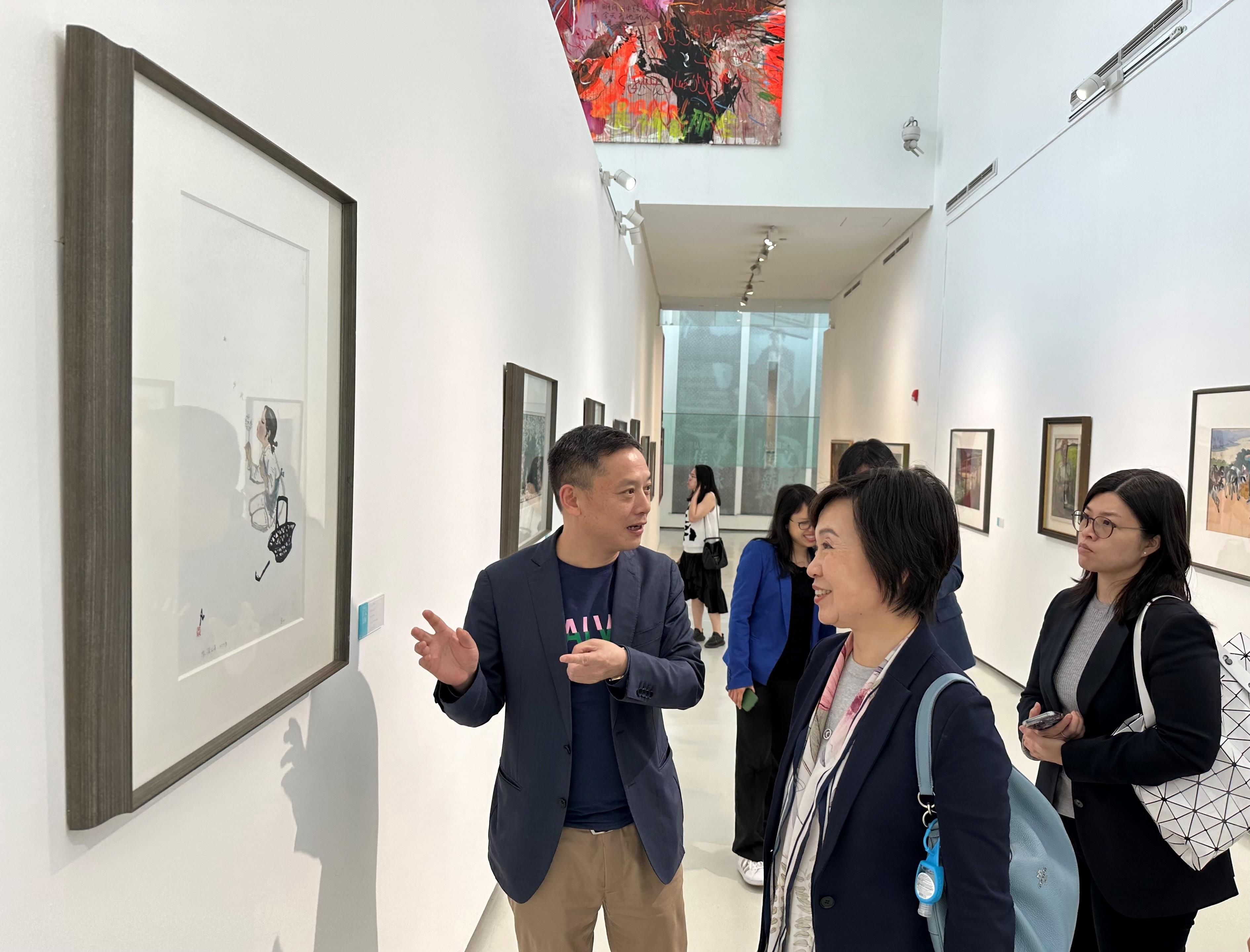 The Secretary for Education, Dr Choi Yuk-lin (centre), tours the art museum of the Sichuan Fine Arts Institute today (April 25).