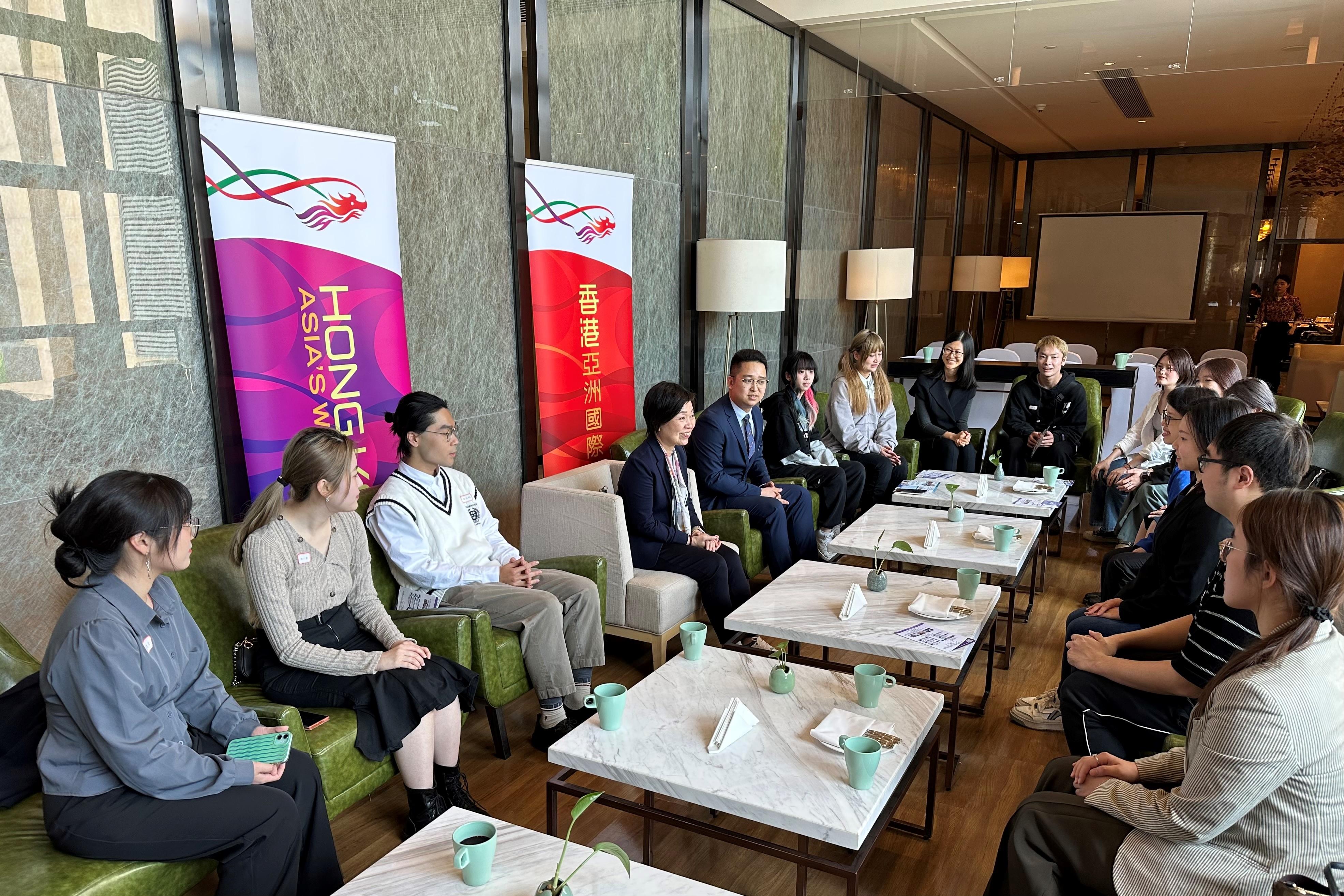 The Secretary for Education, Dr Choi Yuk-lin (fourth left), meets Hong Kong students in Chongqing today (April 25) to learn about their study and life experiences there.