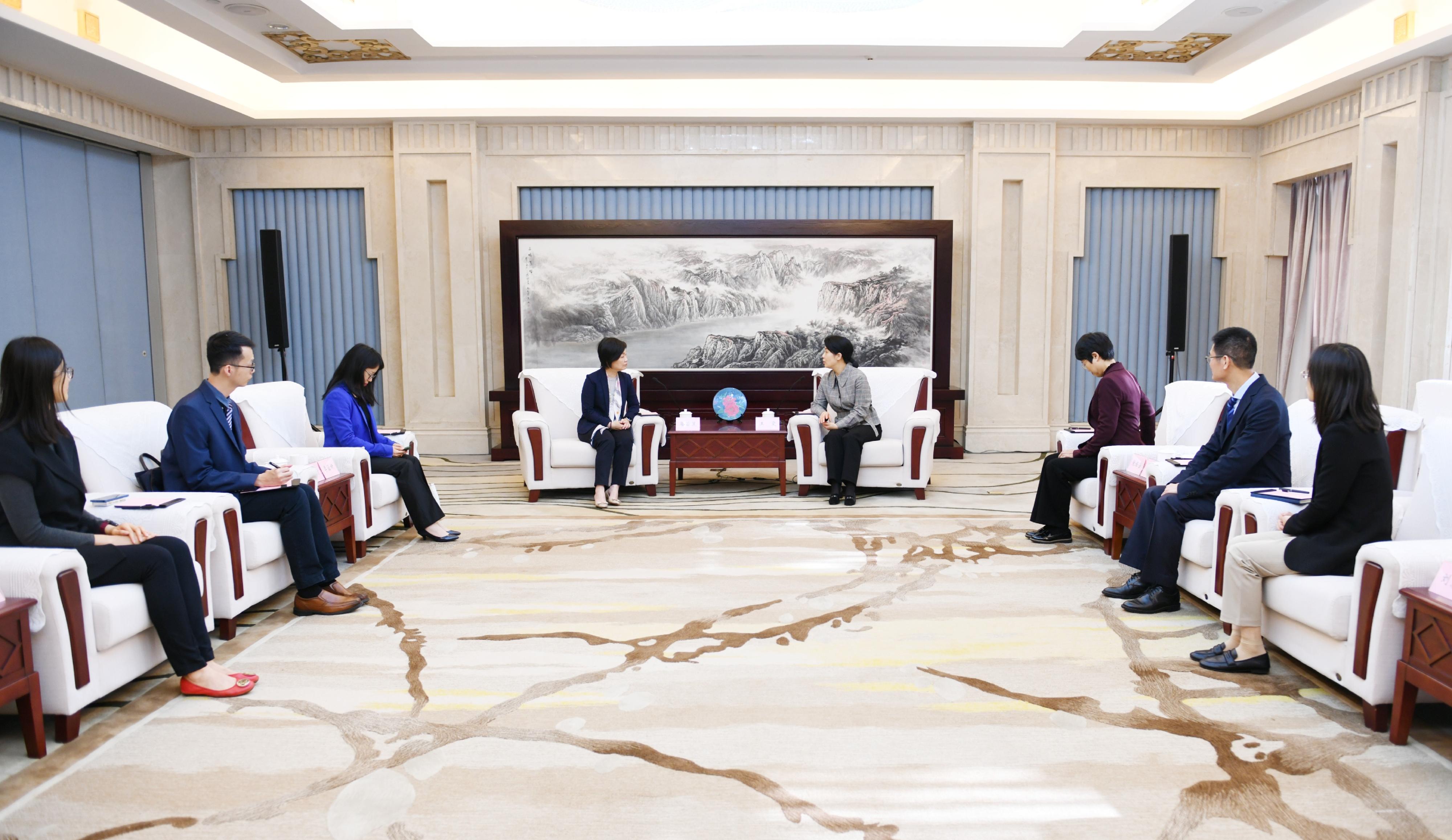 The Secretary for Education, Dr Choi Yuk-lin (fourth left), calls on the Director of the Hong Kong and Macao Affairs Office of the People's Government of Chongqing Municipality, Ms Wang Wen (fifth left), in Chongqing today (April 25).