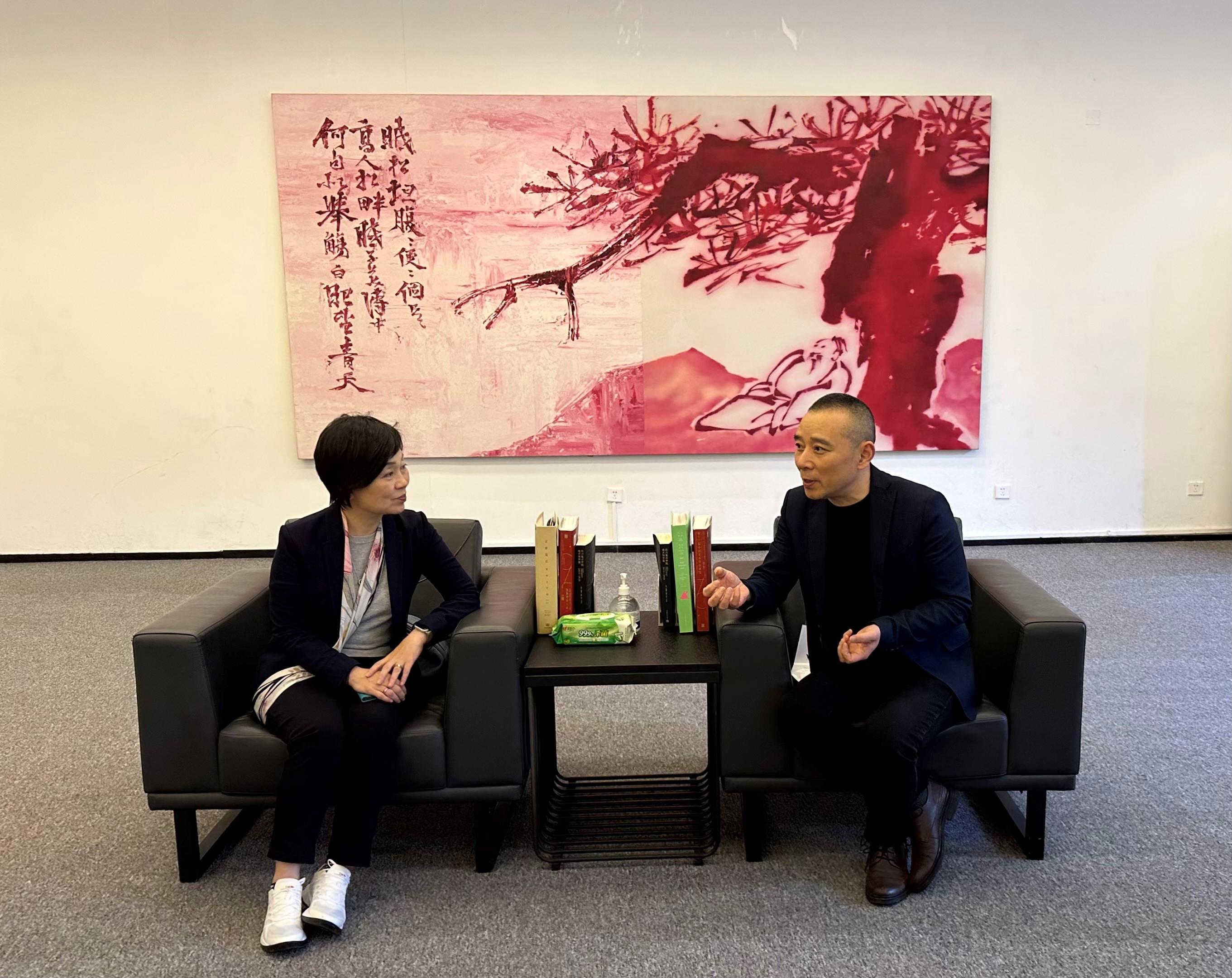教育局局长蔡若莲博士（左）今日（四月二十五日）到访四川美术学院，并与学院副院长焦兴涛（右）会面。