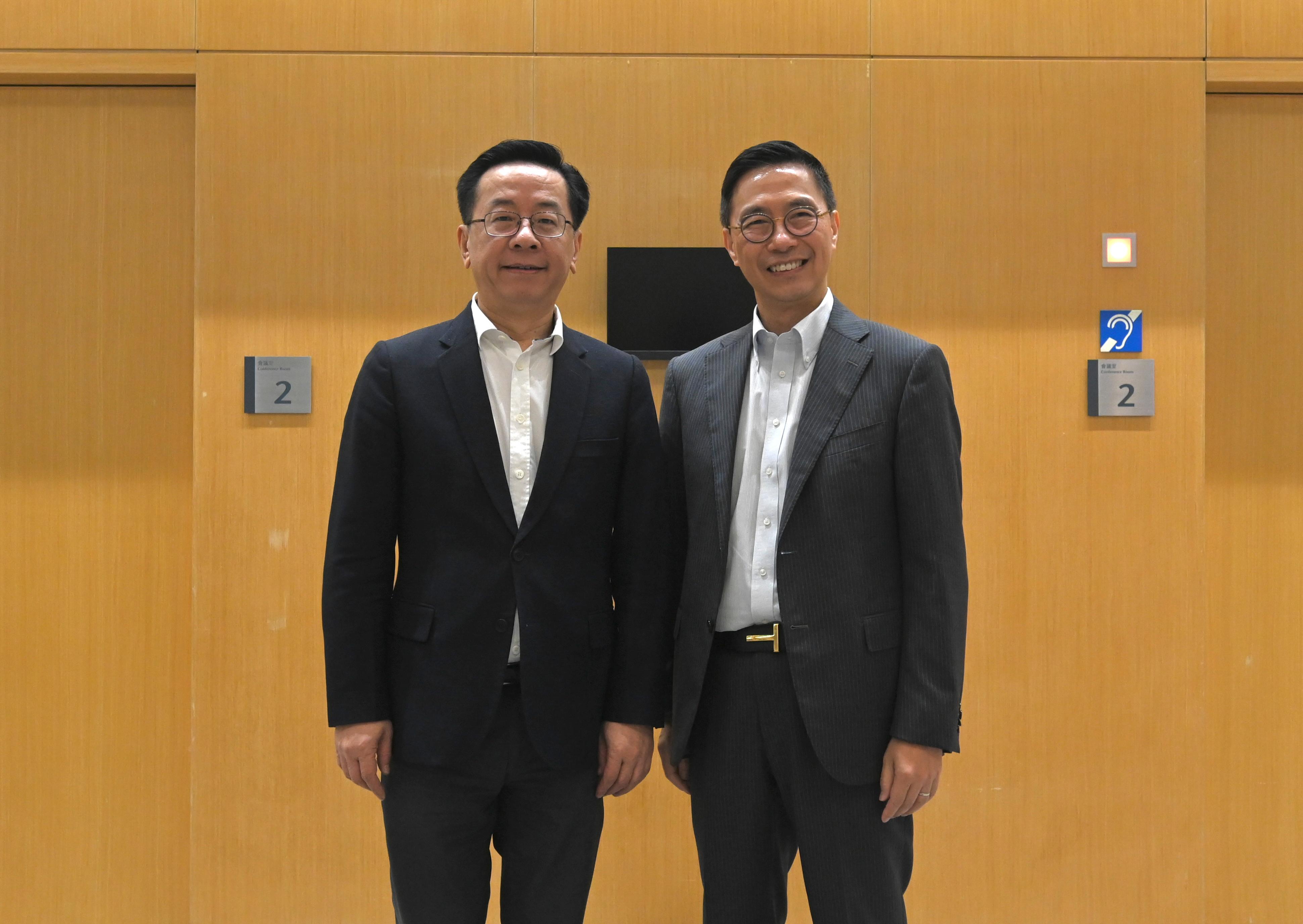 The Secretary for Culture, Sports and Tourism, Mr Kevin Yeung (right), today (April 25) met with Member of the Standing Committee and Head of Publicity Department of the Guizhou CPC Provincial Committee, Mr Lu Yongzheng (left), and the delegation.