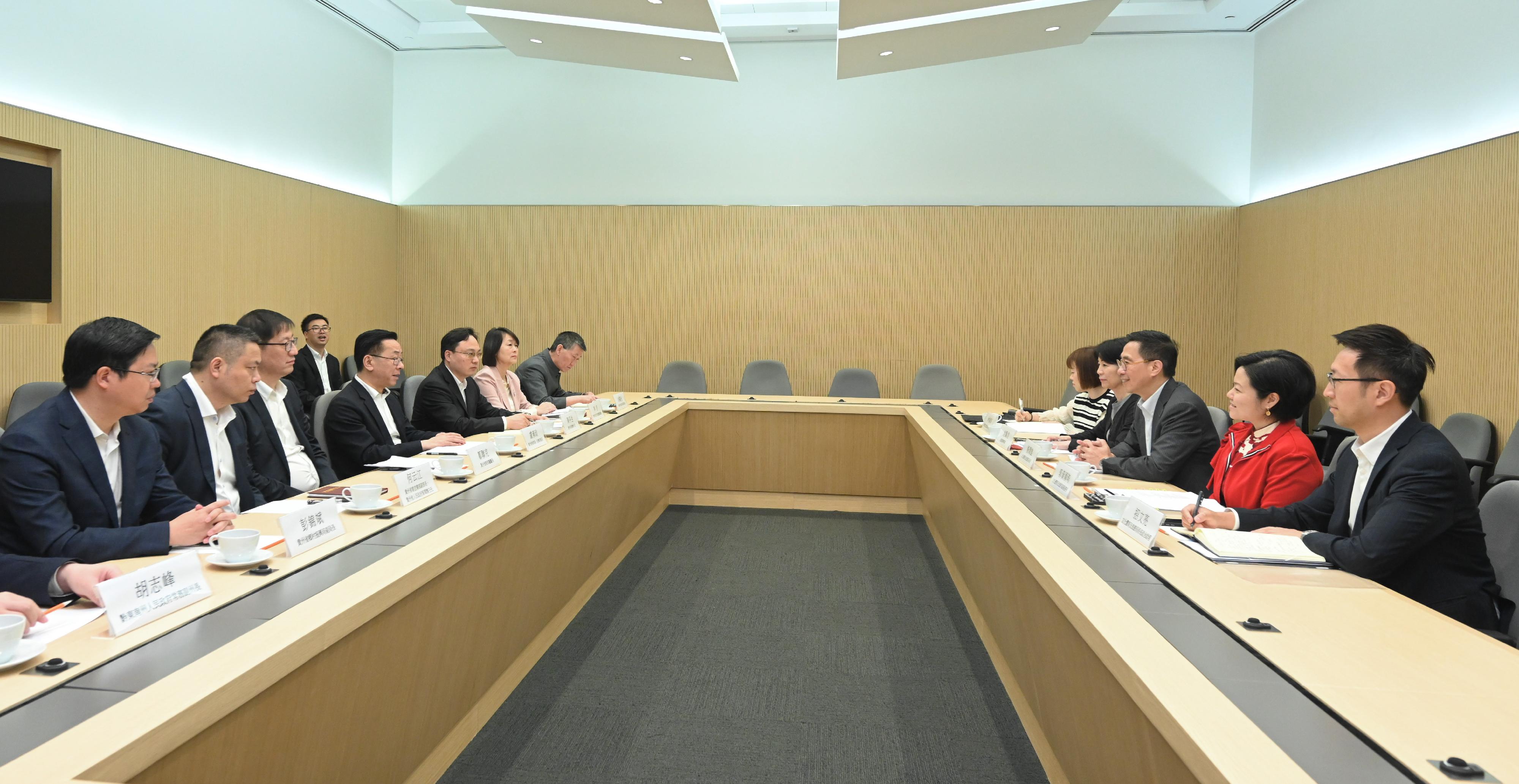 The Secretary for Culture, Sports and Tourism, Mr Kevin Yeung (third right), today (April 25) met with Member of the Standing Committee and Head of Publicity Department of the Guizhou CPC Provincial Committee, Mr Lu Yongzheng (fourth left), and the delegation. The Commissioner for Tourism, Ms Vivian Sum (fourth right), and the Deputy Secretary for Culture, Sports and Tourism, Mrs Vicki Kwok (second right), also joined the meeting.
