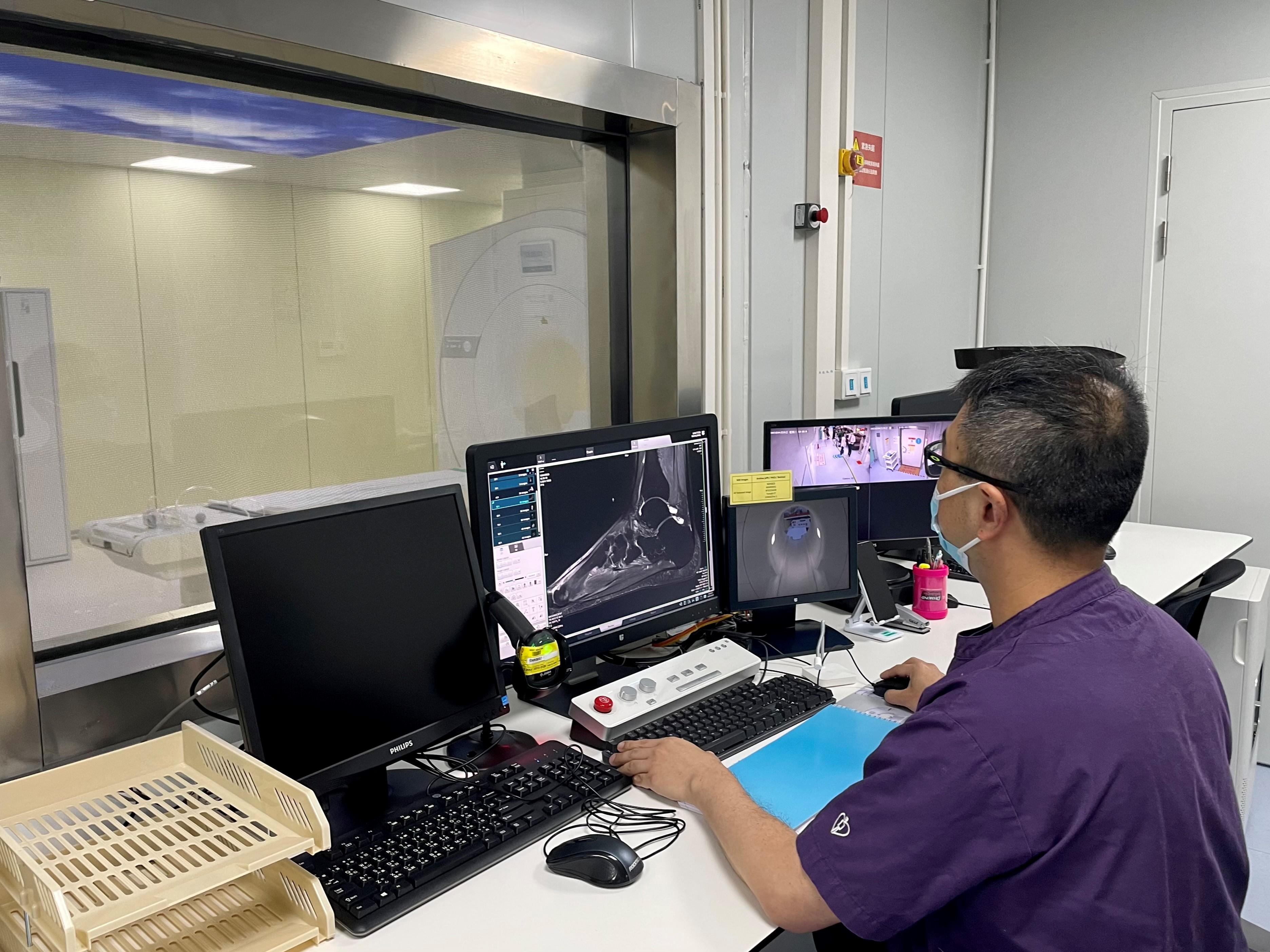 醫院管理局今日（四月二十五日）宣布推出「日間放射診斷服務先導計劃」，為合適病人提供電腦掃描及磁力共振掃描造影檢查。
