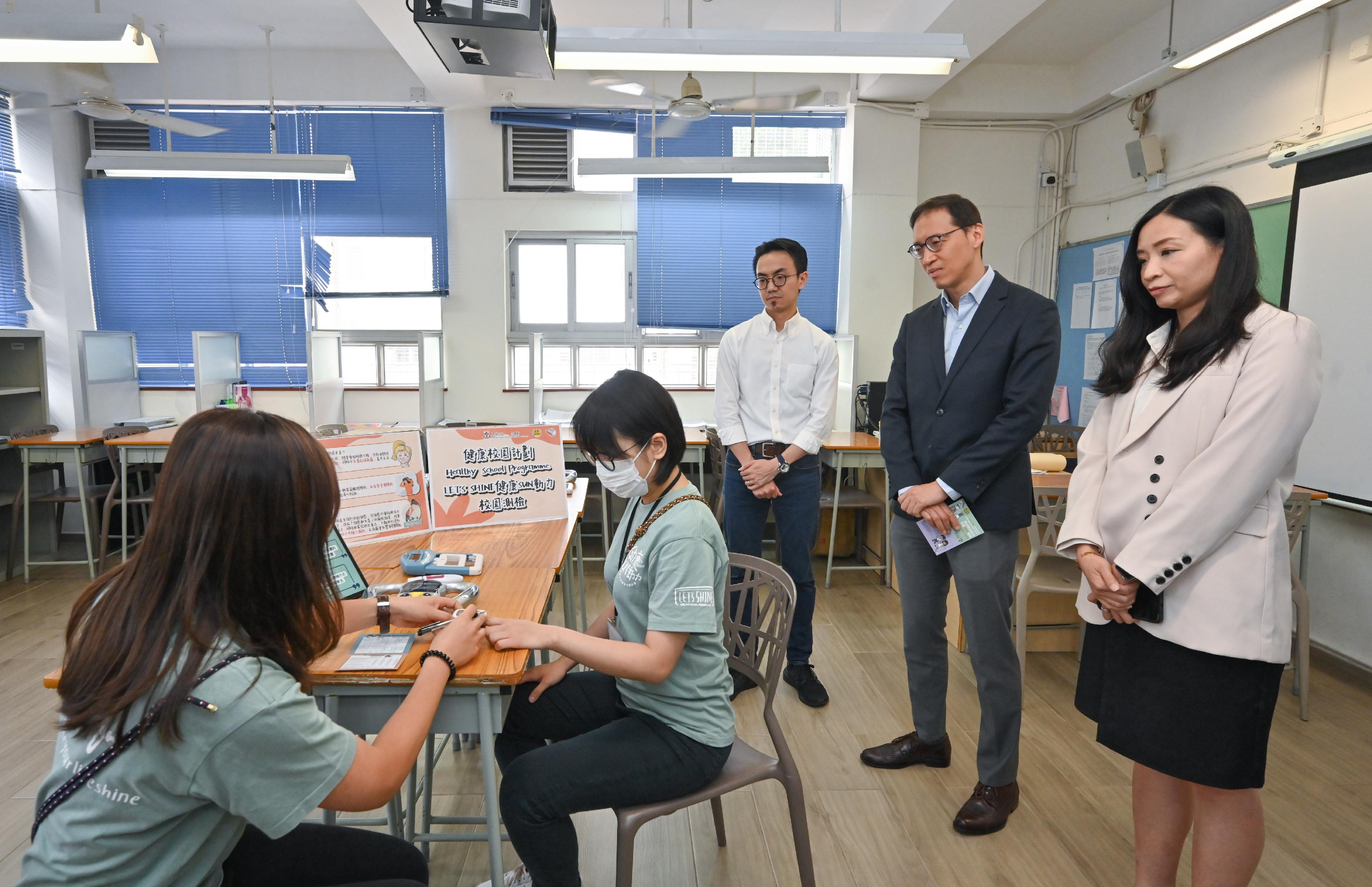 Representatives of the Narcotics Division of the Security Bureau visited the Tung Wah Group of Hospitals Kap Yan Directors' College today (April 26), which has participated in the Healthy School Programme for seven years, and exchanged views with teachers and students. Photo shows the Commissioner for Narcotics, Mr Kesson Lee (second right), learning more about the procedures of a simulated school drug test arranged by the Tung Wah Group of Hospitals Integrated Centre on Addiction Prevention and Treatment.