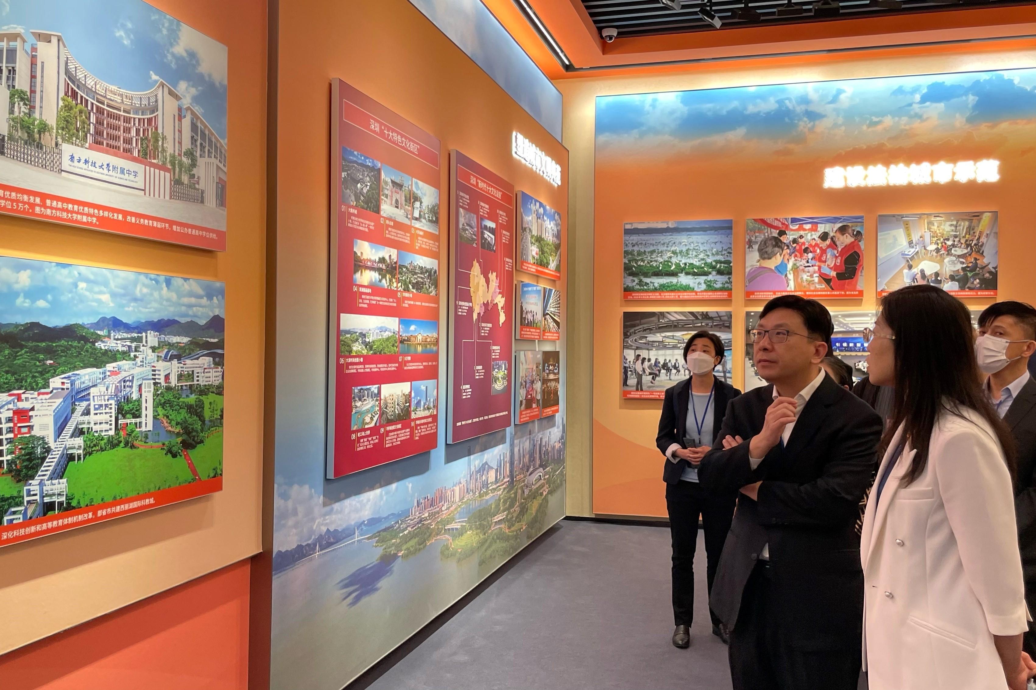 The Secretary for Labour and Welfare, Mr Chris Sun, led the Hong Kong social welfare sector delegation in a visit to Guangdong and visited the Qianhai International Convention Center this morning (April 24). Photo shows Mr Sun (front row, left) taking a look at Qianhai's latest planning and development.