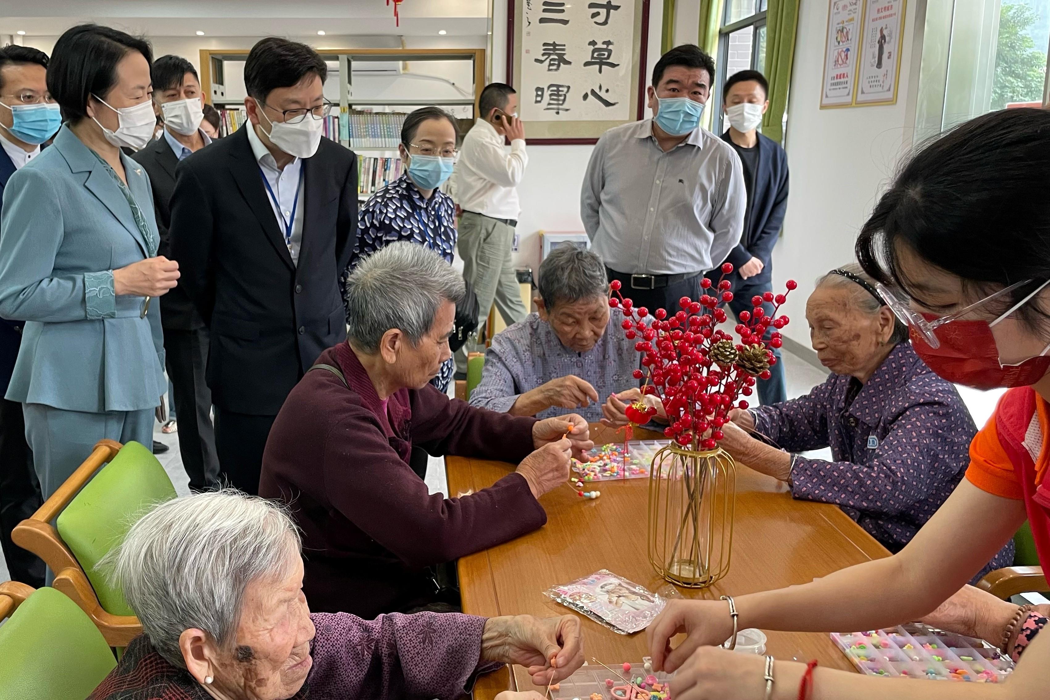 The Secretary for Labour and Welfare, Mr Chris Sun, led the Hong Kong social welfare sector delegation on a visit to Guangdong and visited a residential care home for the elderly in Nansha District of Guangzhou Municipality yesterday afternoon (April 25). Photo shows Mr Sun (standing, front row, second left) visiting the elderly in the care home.
