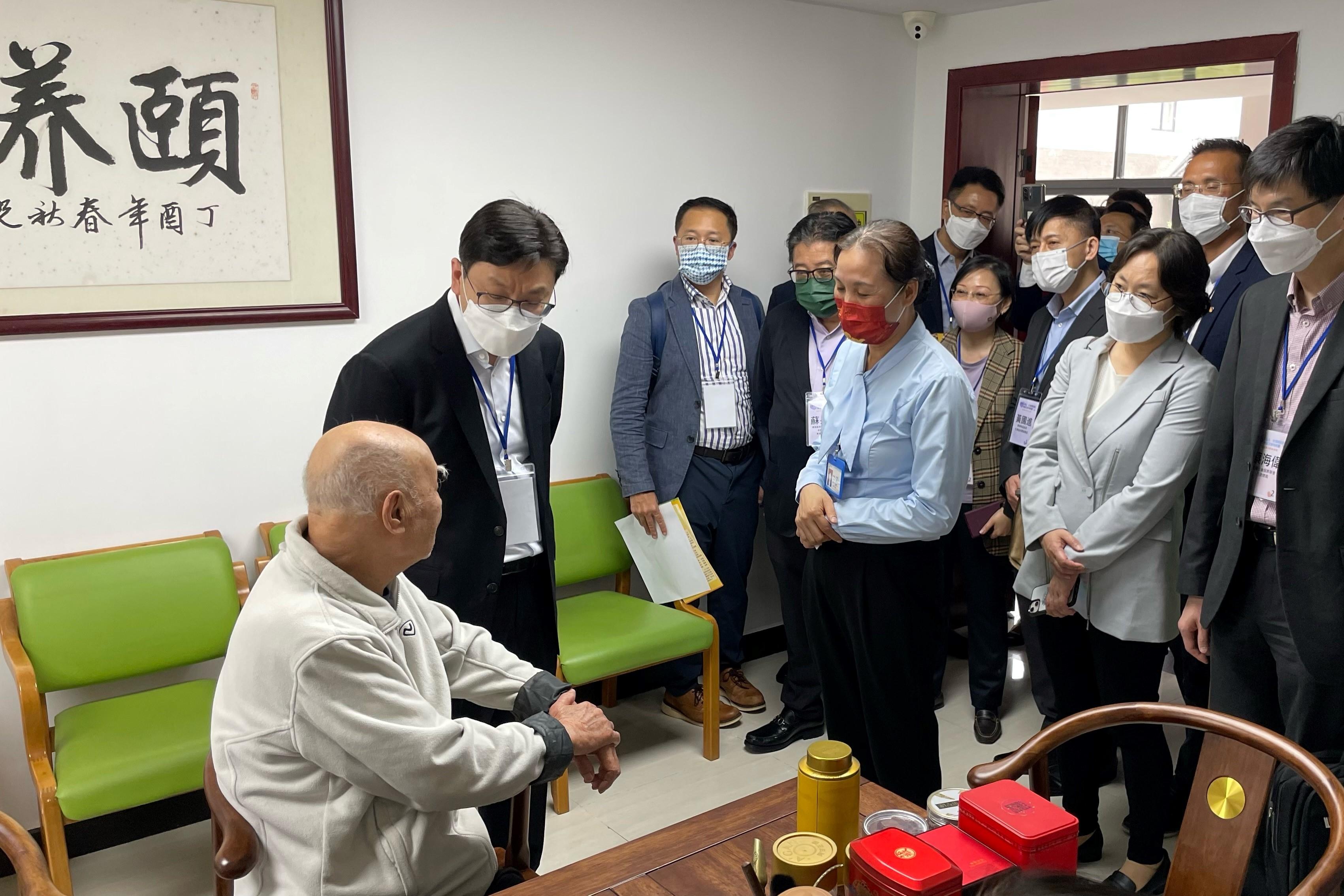 The Secretary for Labour and Welfare, Mr Chris Sun, led the Hong Kong social welfare sector delegation on a visit to Guangdong and visited a residential care home for the elderly in Nansha District of Guangzhou Municipality yesterday afternoon (April 25). Photo shows Mr Sun (second left) extending warm wishes to a resident from Hong Kong.