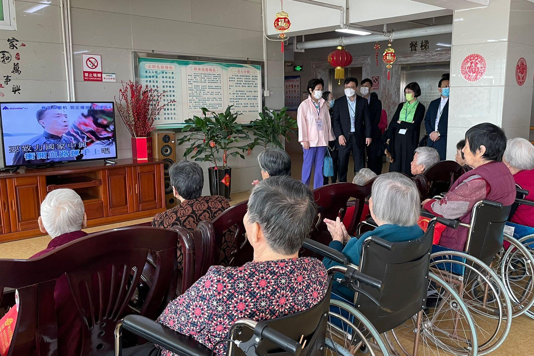 The Secretary for Labour and Welfare, Mr Chris Sun, led the Hong Kong social welfare sector delegation on a visit to Guangdong and visited a residential care home for the elderly in Zhongshan Municipality this morning (April 26). Photo shows Mr Sun (standing, front row, second left) observing residents' daily lives.