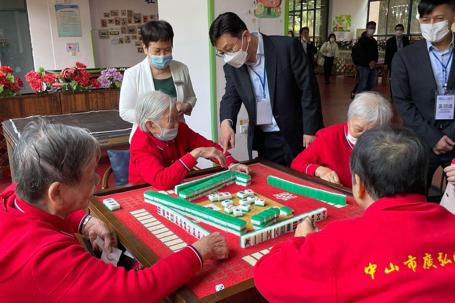 The Secretary for Labour and Welfare, Mr Chris Sun, led the Hong Kong social welfare sector delegation on a visit to Guangdong and visited a residential care home for the elderly in Zhongshan Municipality this morning (April 26). Photo shows Mr Sun (standing, centre) taking in residents' daily activities.