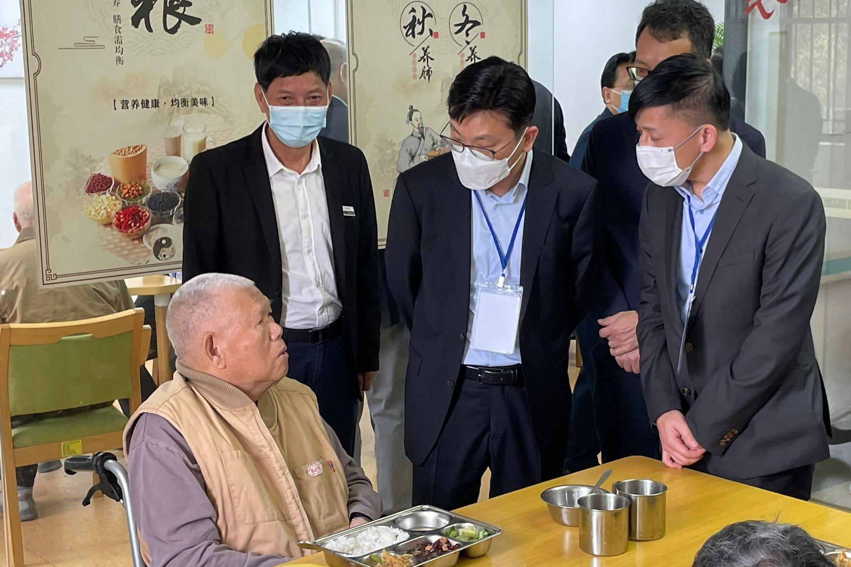 The Secretary for Labour and Welfare, Mr Chris Sun, led the Hong Kong social welfare sector delegation on a visit to Guangdong and visited a residential care home for the elderly in Zhongshan Municipality this morning (April 26). Photo shows Mr Sun (standing, front row, centre) chatting with a resident from Hong Kong.