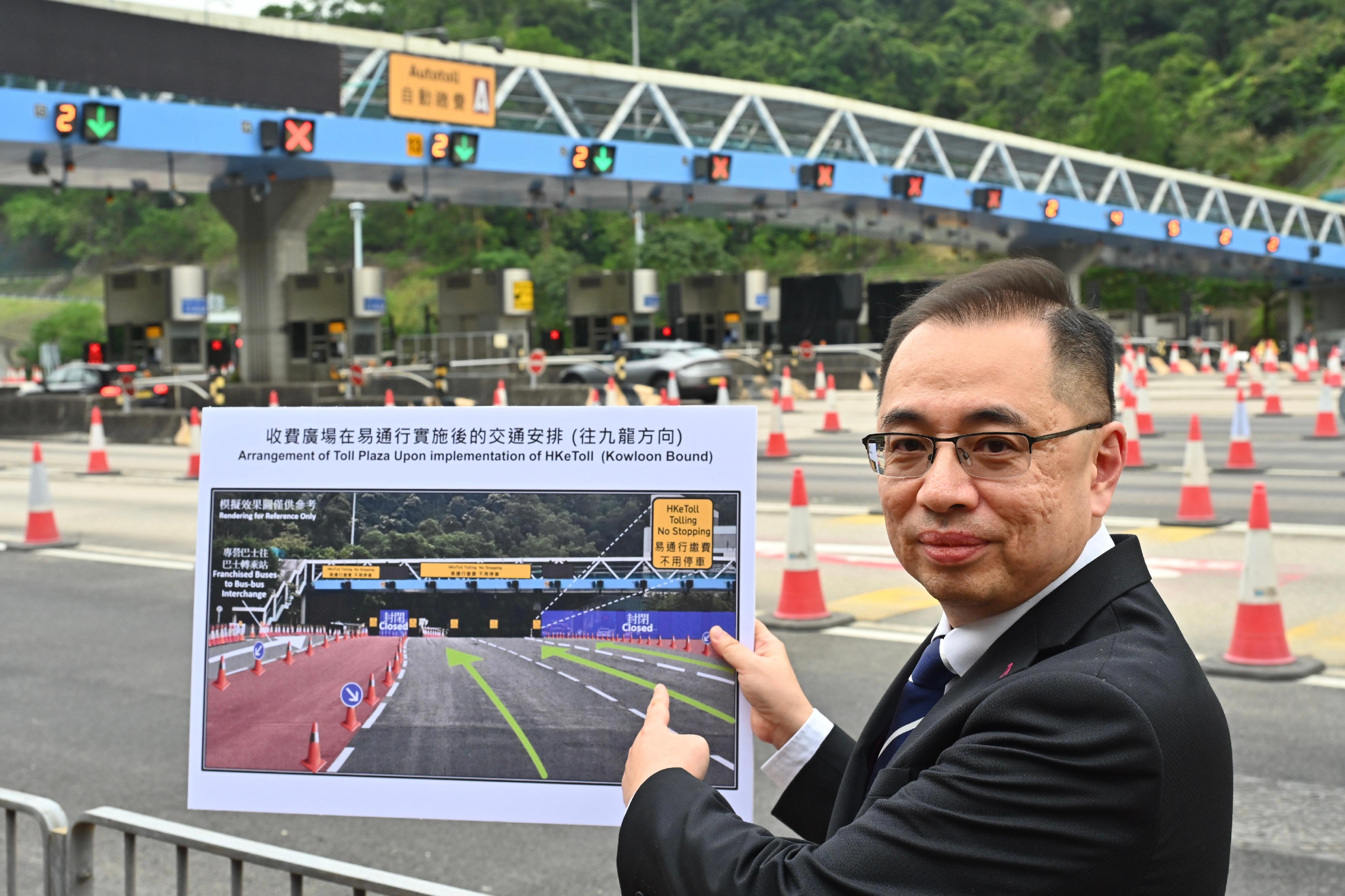 The Transport Department's Chief Traffic Engineer (New Territories East), Mr Wong Kwok-leung, reminded motorists that temporary traffic arrangements will be implemented in phases in the vicinity of the Tsing Sha Control Area from 11pm on May 6. Both directions of Eagle's Nest Tunnel, Sha Tin Heights Tunnel and Tai Wai Tunnel, and their connecting roads, will be temporarily closed from 2am to 5am on May 7 to facilitate the works to close the toll booth facilities, amend traffic signs and road markings, etc to tie in with the implementation of the HKeToll. Motorists are advised to allow sufficient journey times and use alternative routes, such as Tai Po Road and Lion Rock Tunnel, to travel between Kowloon and Sha Tin. Traffic signs and road markings will be provided on-site to guide the motorists.