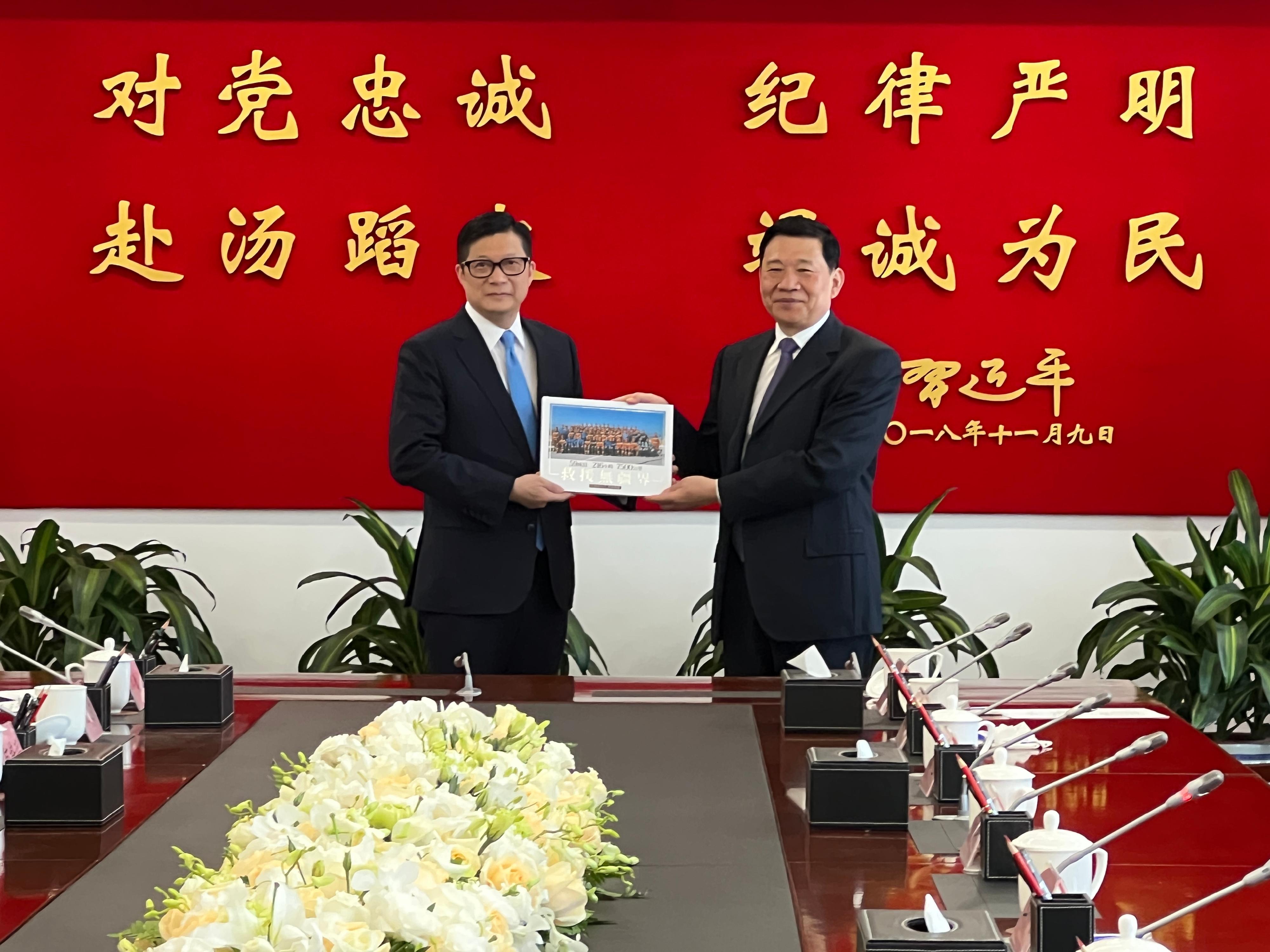 The Secretary for Security, Mr Tang Ping-keung, conducted the third day of his visit to Beijing today (April 26). Photo shows Mr Tang (left) calling on the Minister of Emergency Management, Mr Wang Xiangxi (right), and presenting to him a photo album of the Fire Services Department on the search and rescue operations in the earthquake-stricken areas in Türkiye earlier.