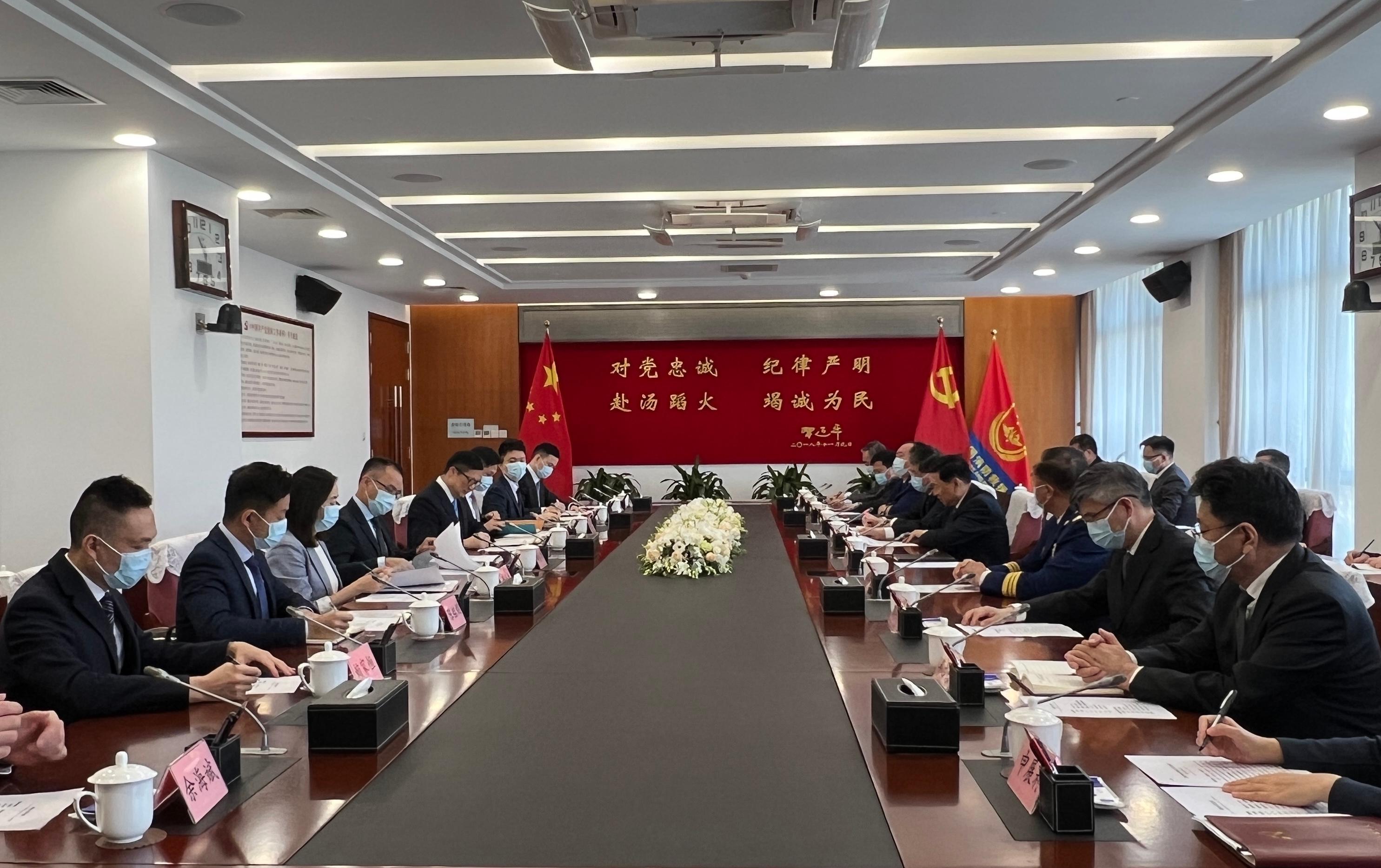 The Secretary for Security, Mr Tang Ping-keung, conducted the third day of his visit to Beijing today (April 26). Photo shows Mr Tang (fifth left) meeting with the Ministry of Emergency Management.