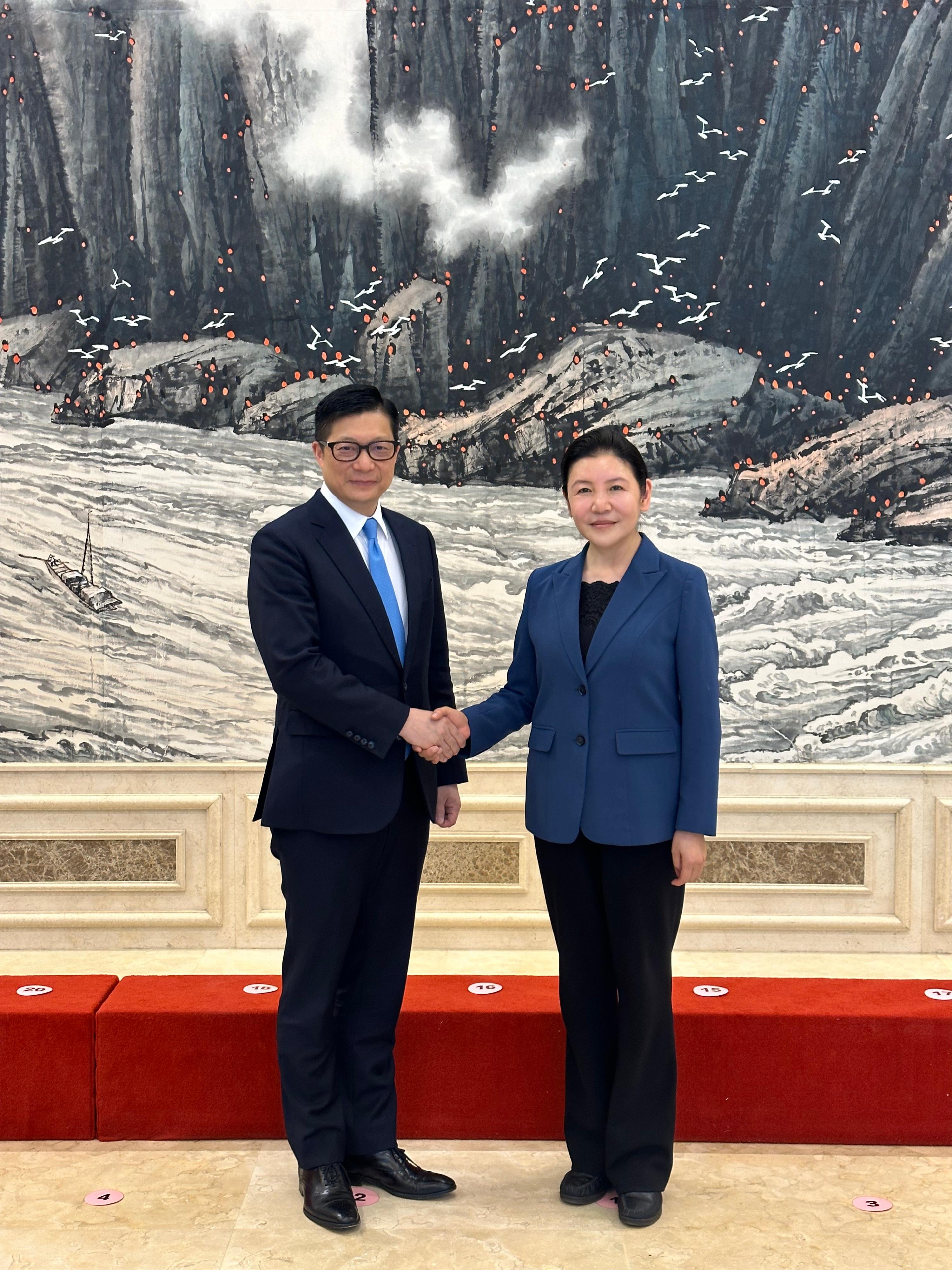 The Secretary for Security, Mr Tang Ping-keung, conducted the third day of his visit to Beijing today (April 26). Photo shows Mr Tang (left) calling on the Minister of Justice, Ms He Rong (right).