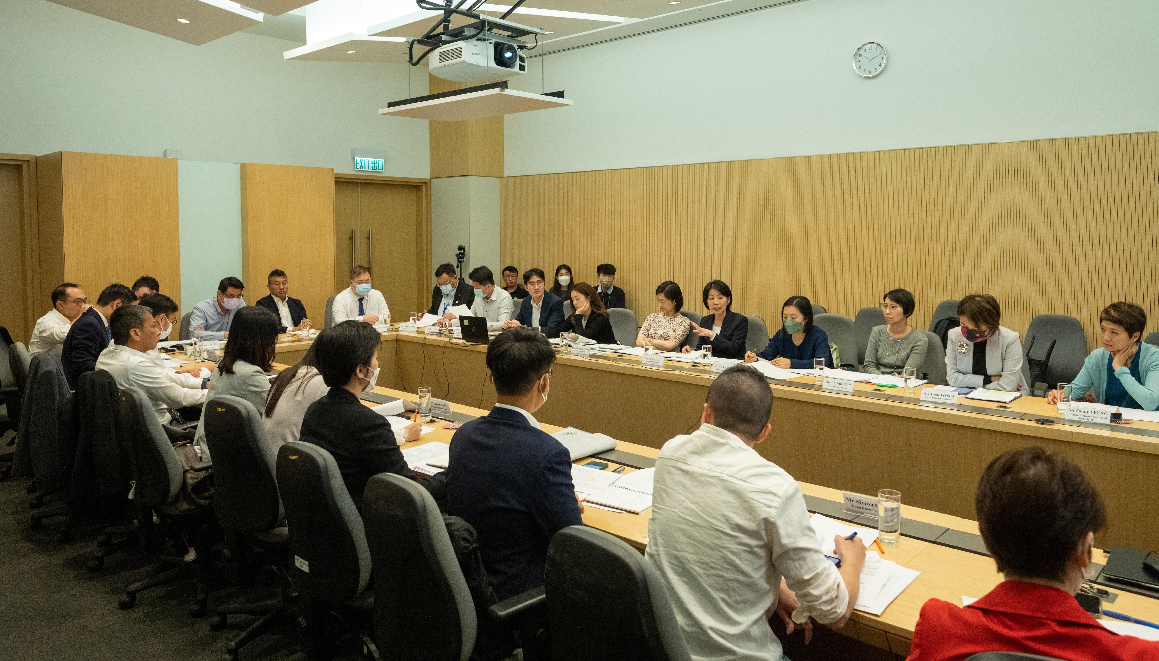 The Commissioner for Tourism, Ms Vivian Sum (upper row, fifth right), convenes another meeting on Monday (April 24) to co-ordinate the preparation work for the arrival of visitors to Hong Kong during the Labour Day Holiday and follows up with representatives of various units on the latest arrangements for the arrival of visitors to Hong Kong.