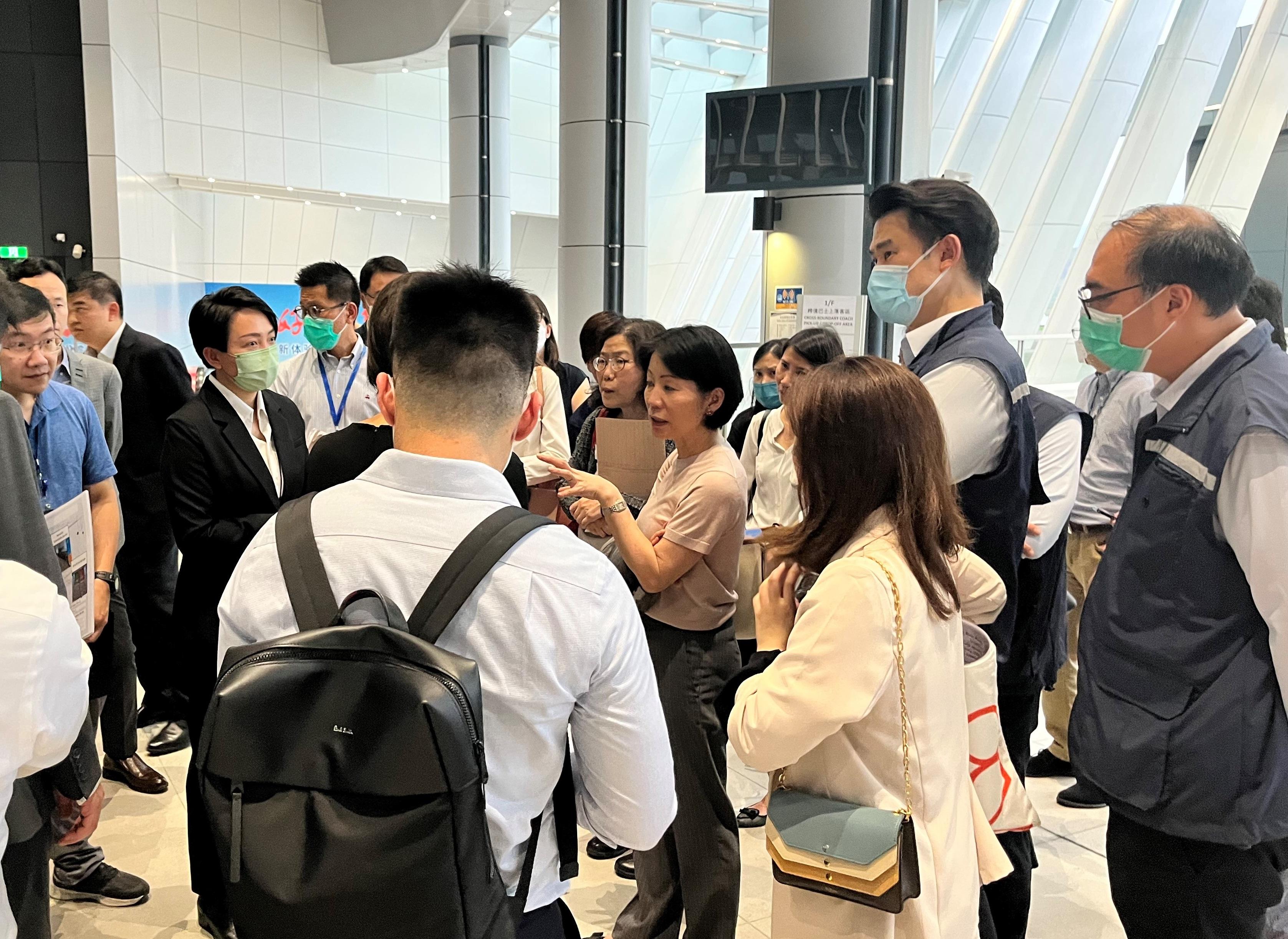 The Commissioner for Tourism, Ms Vivian Sum (fourth right), inspects the Heung Yuen Wai Control Point on April 18 to discuss with various government departments and the Travel Industry Authority how to better utilise the space inside the point to disperse the crowd of Mainland inbound tour groups. 