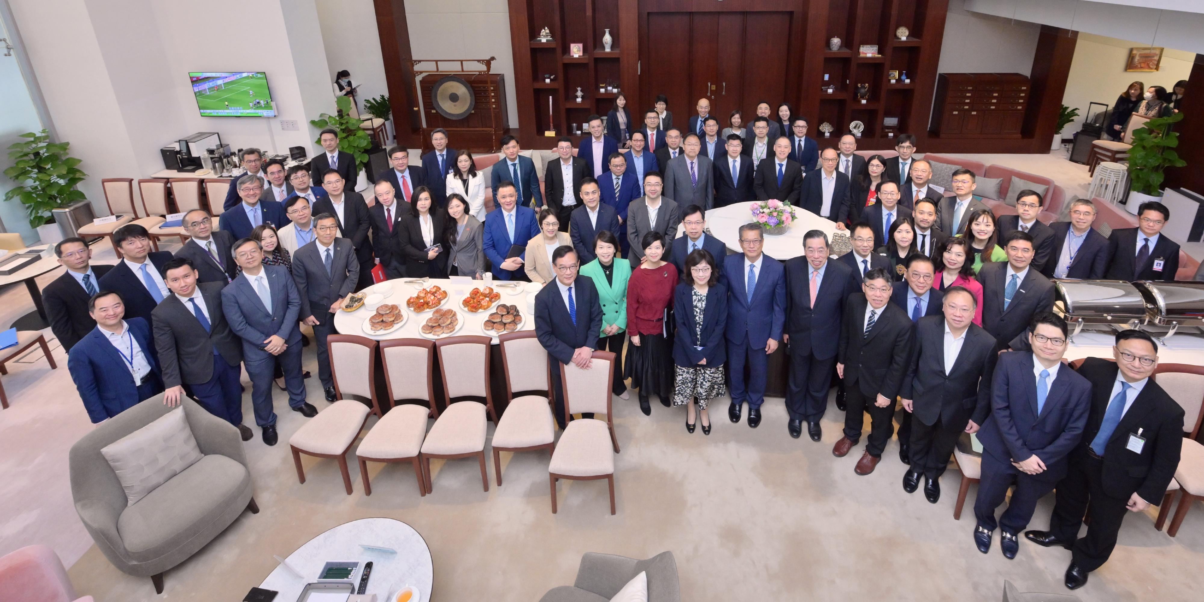 The Financial Secretary, Mr Paul Chan, attended the Ante Chamber exchange session at the Legislative Council (LegCo) today (April 26). Photo shows Mr Chan (first row, sixth right); the President of the LegCo, Mr Andrew Leung (first row, fifth right); the Secretary for Financial Services and the Treasury, Mr Christopher Hui (fourth row, sixth right); the Secretary for Transport and Logistics, Mr Lam Sai-hung (first row, fourth right); the Secretary for Development, Ms Bernadette Linn (first row, seventh right); the Secretary for Housing, Ms Winnie Ho (first row, eighth right); the Acting Secretary for Innovation, Technology and Industry, Ms Lillian Cheong (third row, fourth right), with LegCo Members before the meeting.