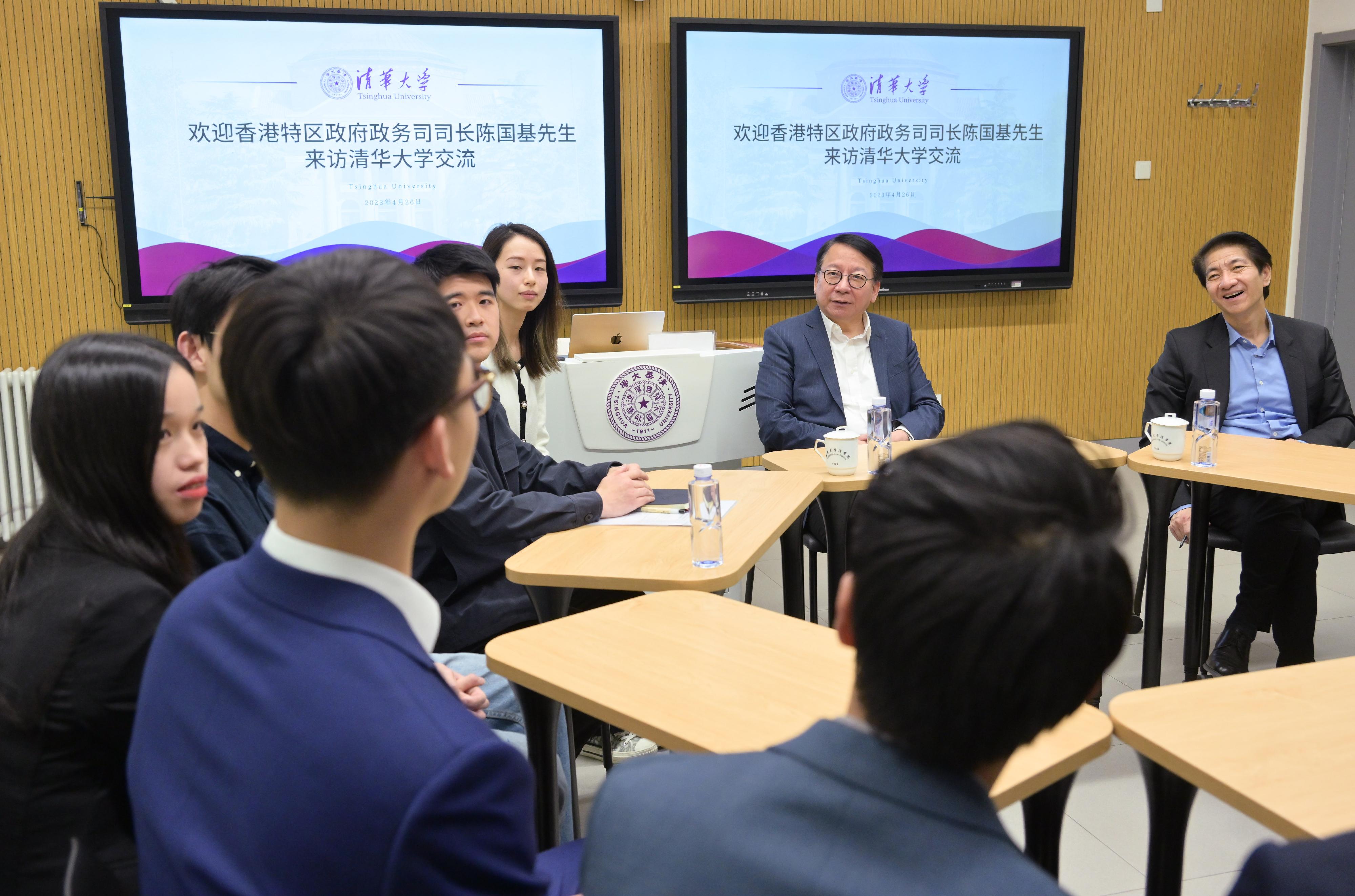 The Chief Secretary for Administration, Mr Chan Kwok-ki, began his visit in Beijing today (April 26). Photo shows Mr Chan (second right), accompanied by the Director of the Office of the Government of the Hong Kong Special Administrative Region in Beijing, Mr Rex Chang (first right), meeting with Hong Kong students studying at Tsinghua University in Beijing today (April 26).