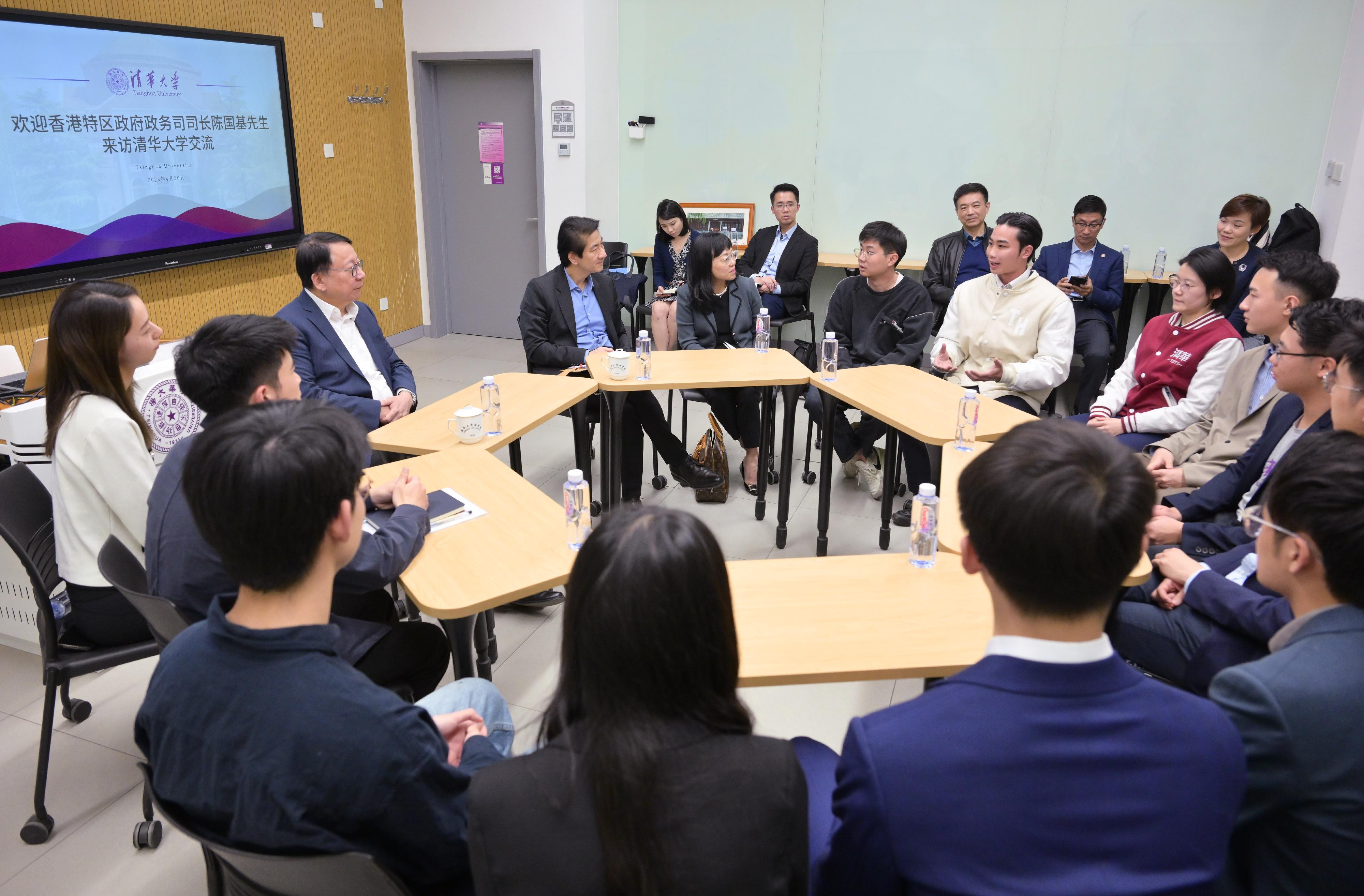 The Chief Secretary for Administration, Mr Chan Kwok-ki, began his visit in Beijing today (April 26). Photo shows Mr Chan (first left), accompanied by the Director of the Office of the Government of the Hong Kong Special Administrative Region in Beijing, Mr Rex Chang (second left), meeting with Hong Kong students studying at Tsinghua University in Beijing today (April 26).