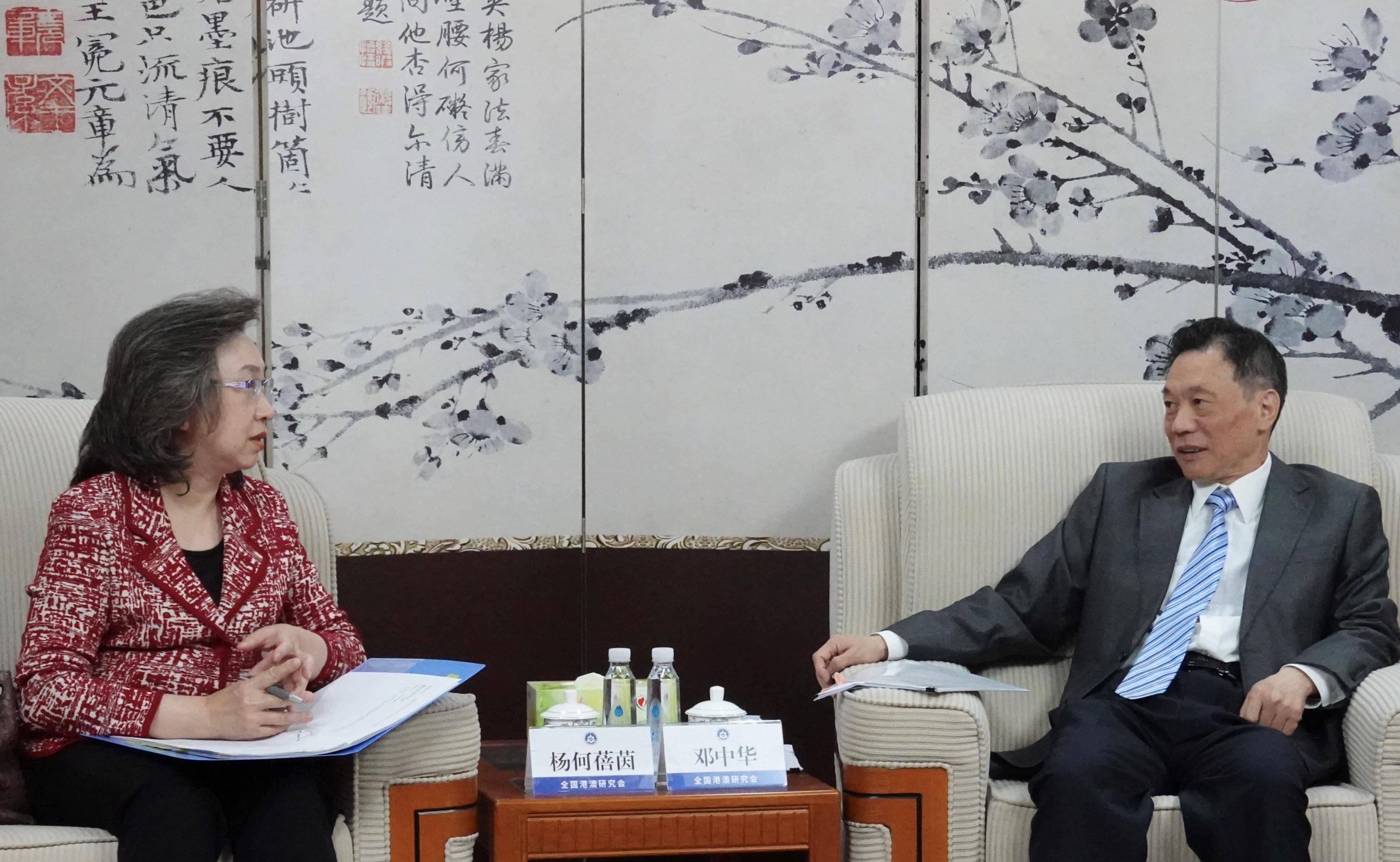 公務員事務局局長楊何蓓茵今日（四月二十六日）展開北京訪問行程。圖示楊何蓓茵（左）與全國港澳研究會會長鄧中華（右）會面，介紹公務員學院的最新進展和交換意見。

