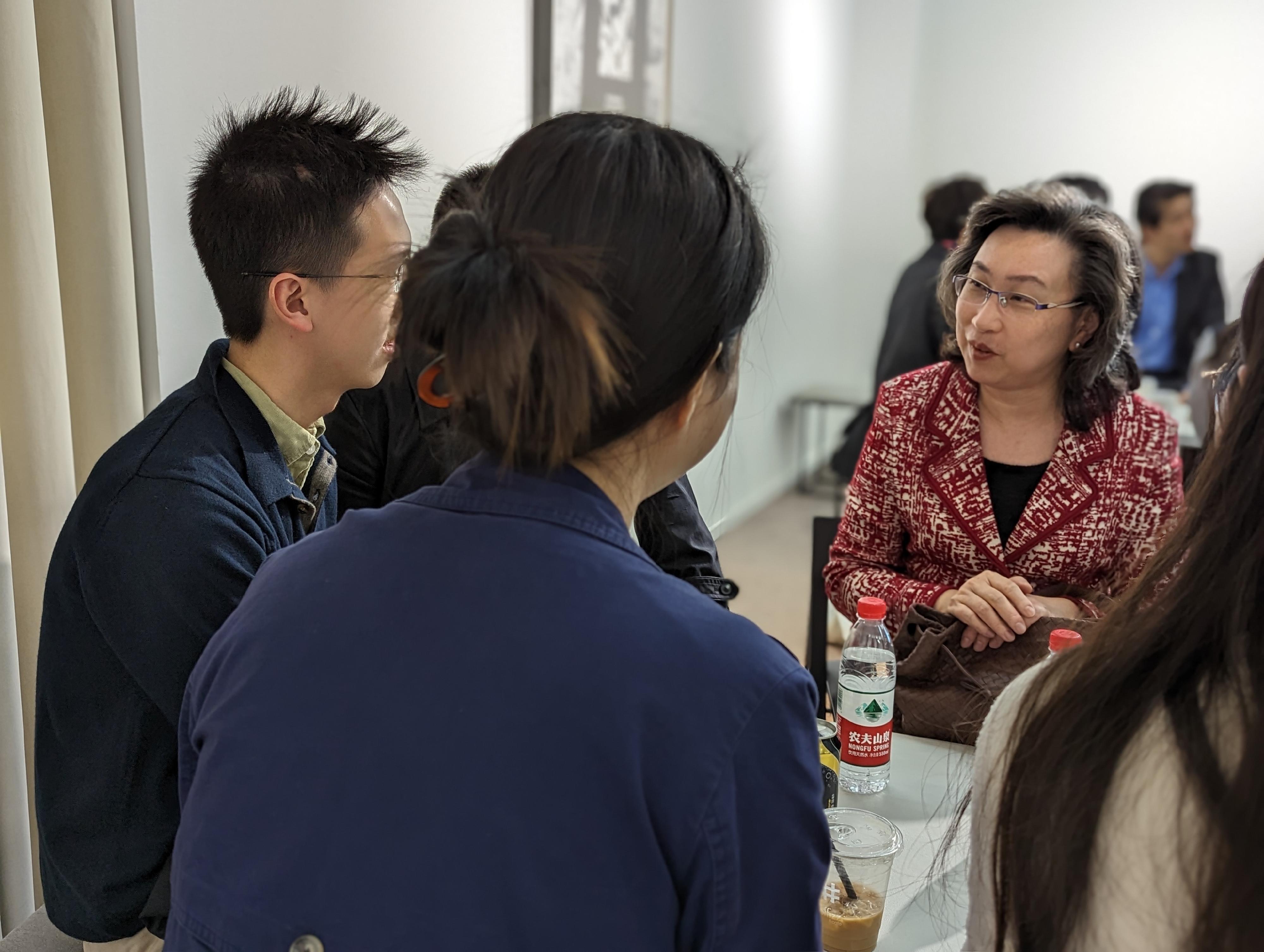 公务员事务局局长杨何蓓茵今日（四月二十六日）展开北京访问行程。图示杨何蓓茵（右）与在京高等院校就读的香港学生在王府井聚会，了解他们的校园生活和日后的工作志向，并向他们介绍香港公务员的招聘工作。

