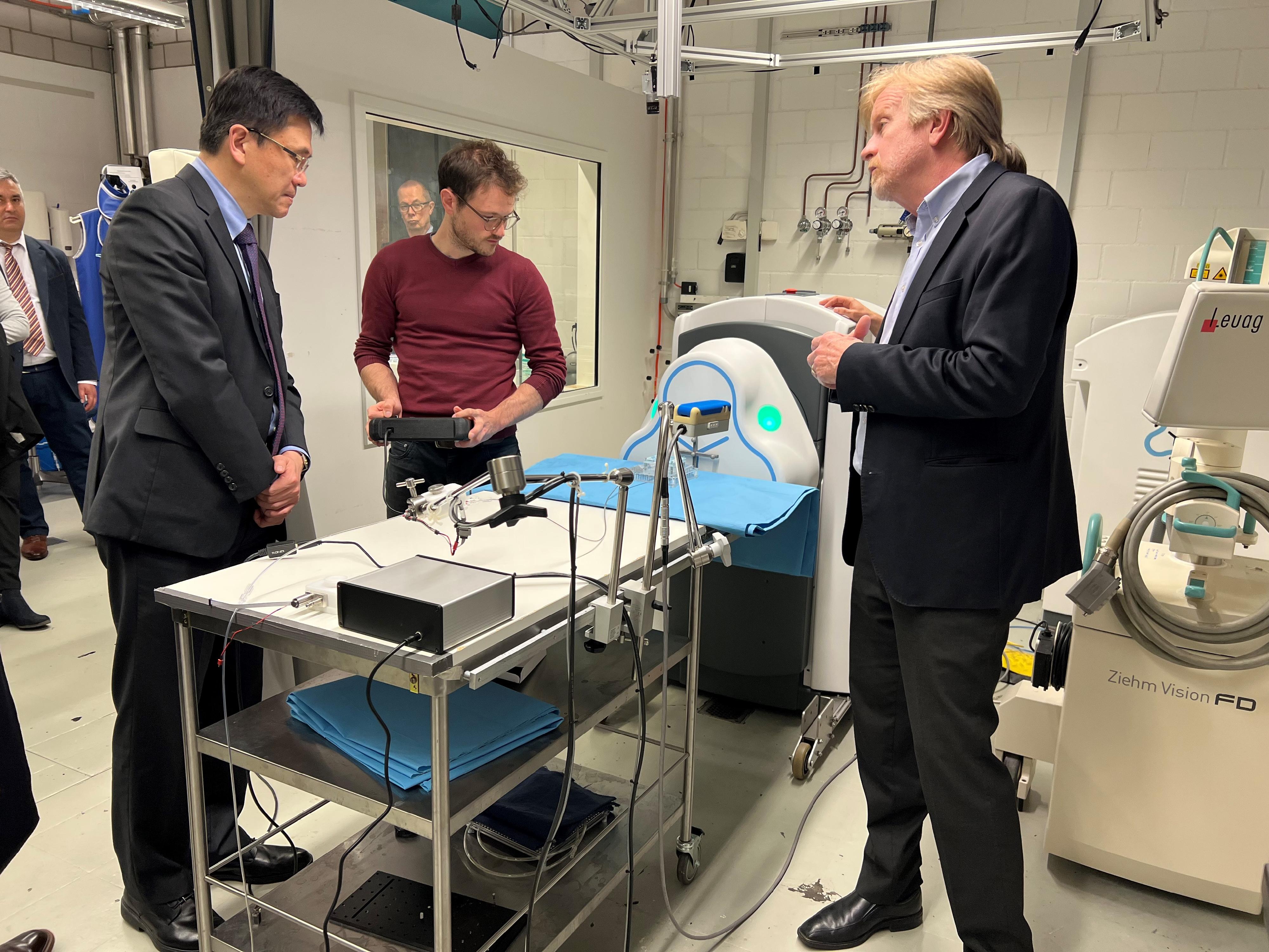 创新科技及工业局局长孙东教授（左一）昨日（苏黎世时间四月二十六日）参观瑞士苏黎世联邦理工学院的一所微机械人医疗应用实验室。

