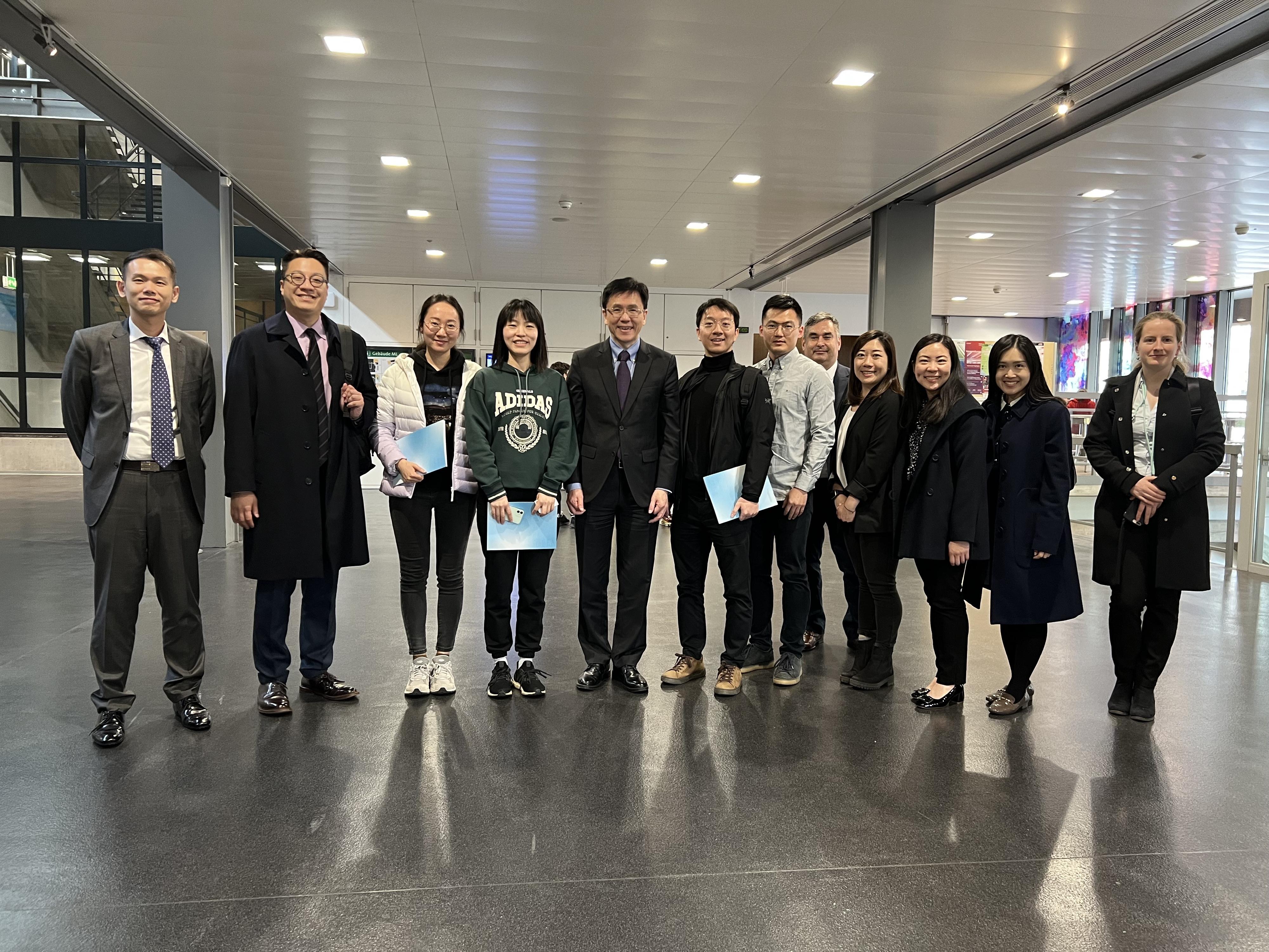 The Secretary for Innovation, Technology and Industry, Professor Sun Dong (fifth left), visited ETH Zurich in Switzerland yesterday (April 26, Zurich time) and had exchanges with Hong Kong graduates who are currently doing research in the university. 