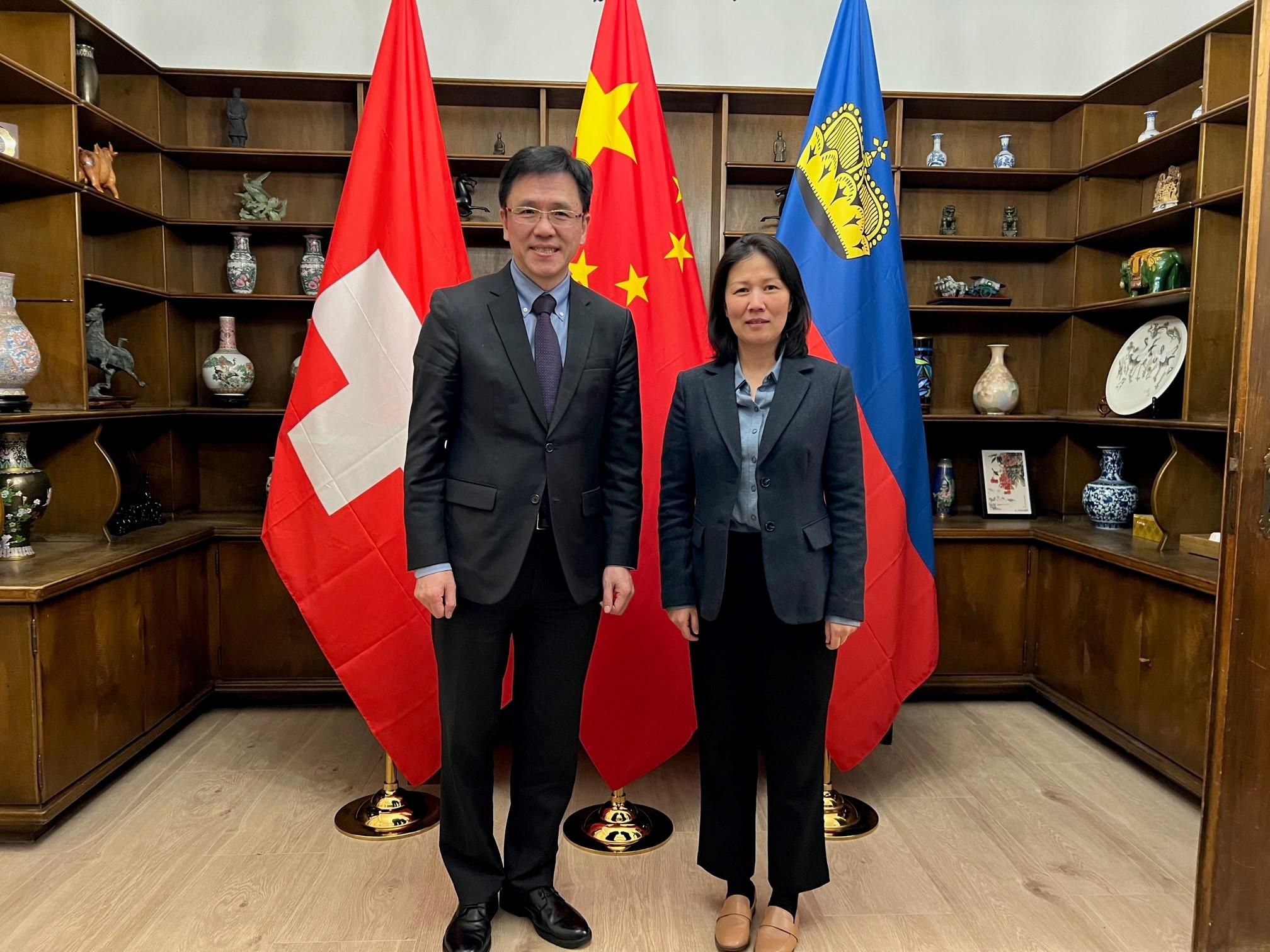 The Secretary for Innovation, Technology and Industry, Professor Sun Dong (left), paid a courtesy call on the Chinese Consular General in Zurich, Ms Chen Yun and briefed her on Hong Kong's continuous efforts in integrating into national I&T development in Zurich, Switzerland yesterday (April 26, Zurich time).