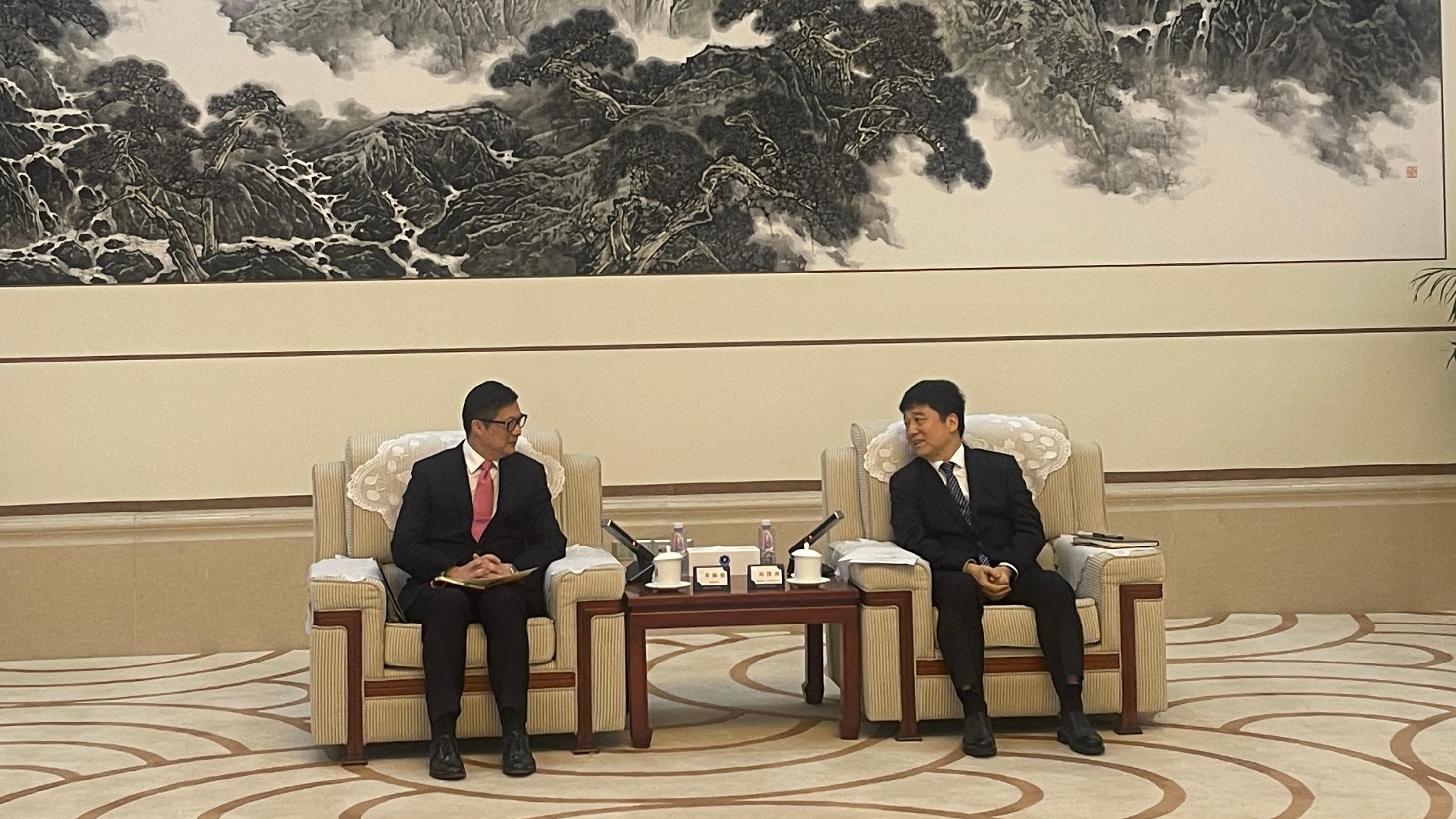 The Secretary for Security, Mr Tang Ping-keung, conducted a visit to Guangzhou and Shenzhen today (April 27). Photo shows Mr Tang (left) calling on the Director General of the Shenzhen Municipal Public Security Bureau, Mr Liu Guozhou (right).