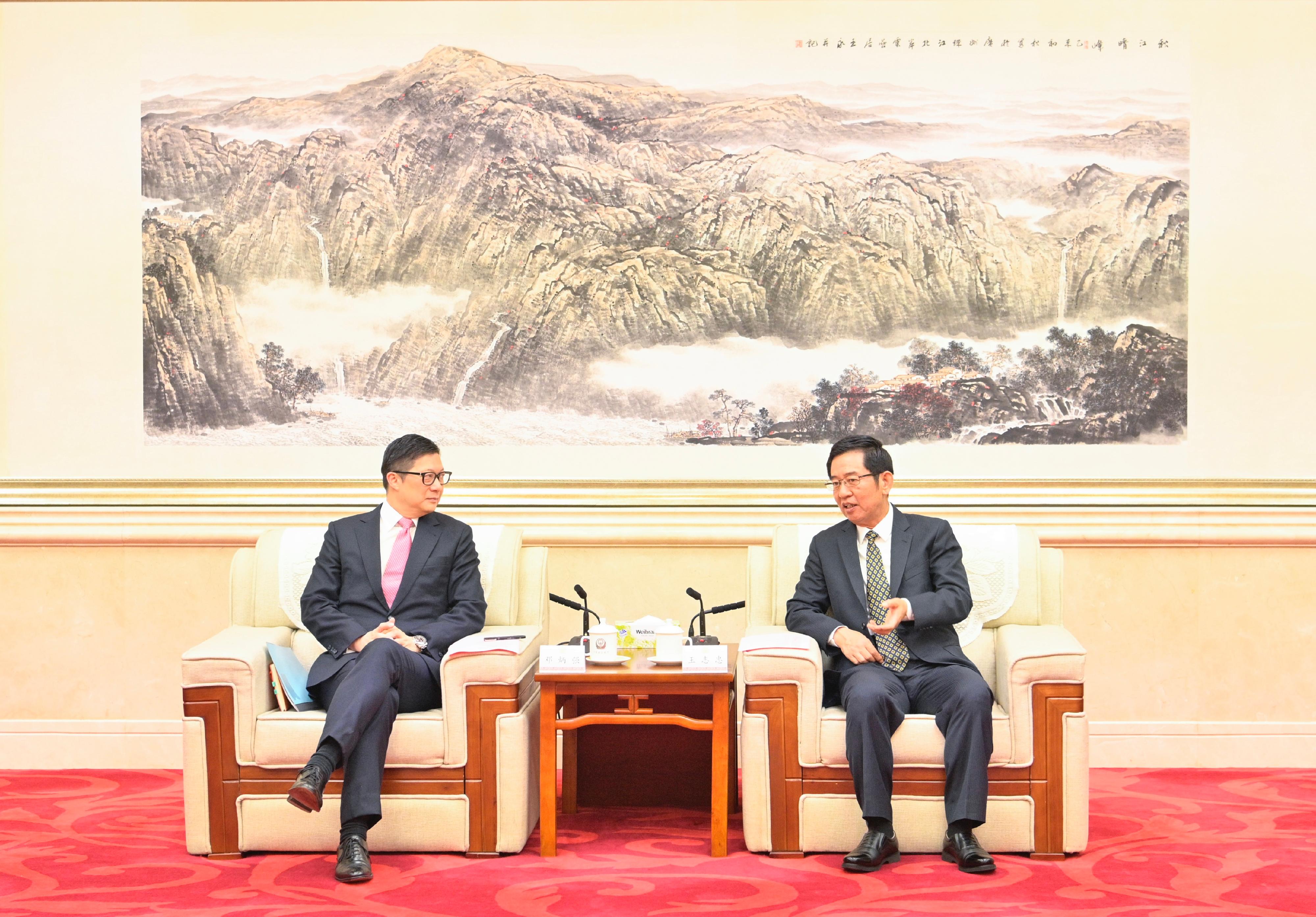 The Secretary for Security, Mr Tang Ping-keung, conducted a visit to Guangzhou and Shenzhen today (April 27). Photo shows Mr Tang (left) calling on the Director of the Guangdong Provincial Public Security Department, Mr Wang Zhizhong (right).