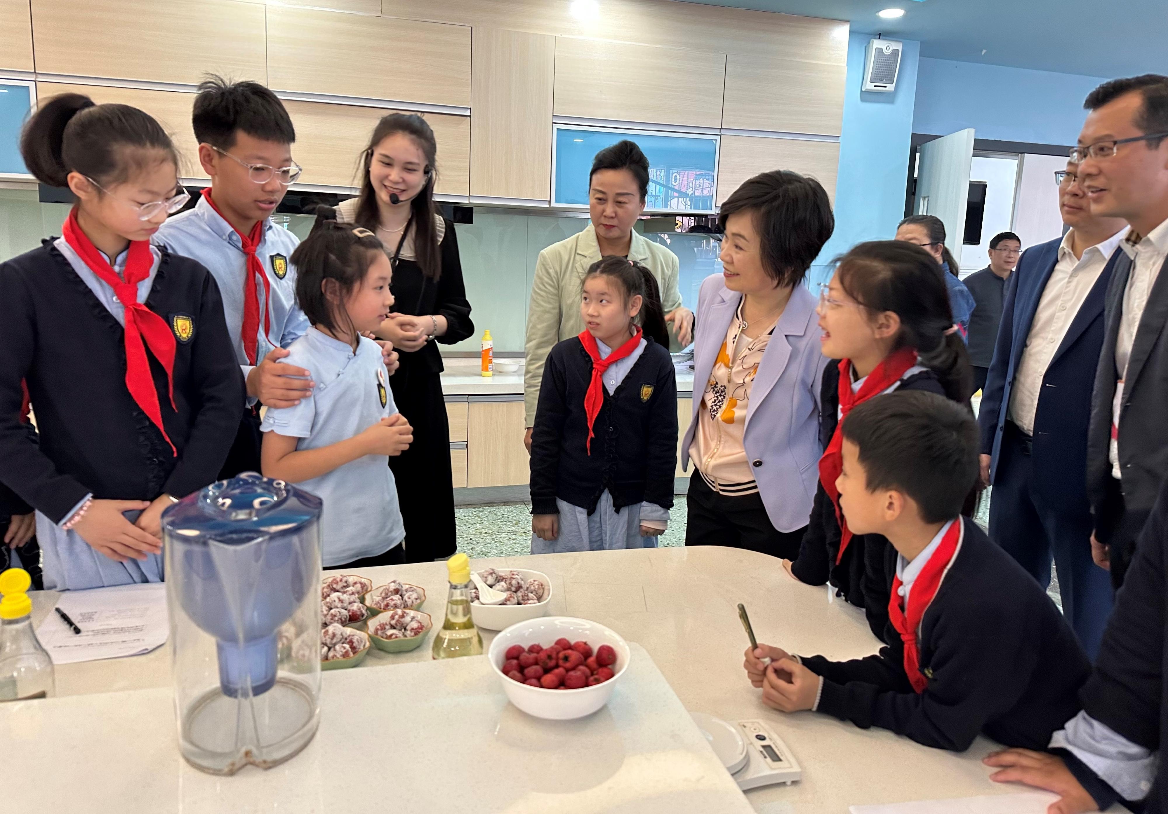 教育局局長蔡若蓮博士（左七）今日（四月二十七日）到訪位於重慶的重慶人民小學，了解當地小學的教育理念和實踐。