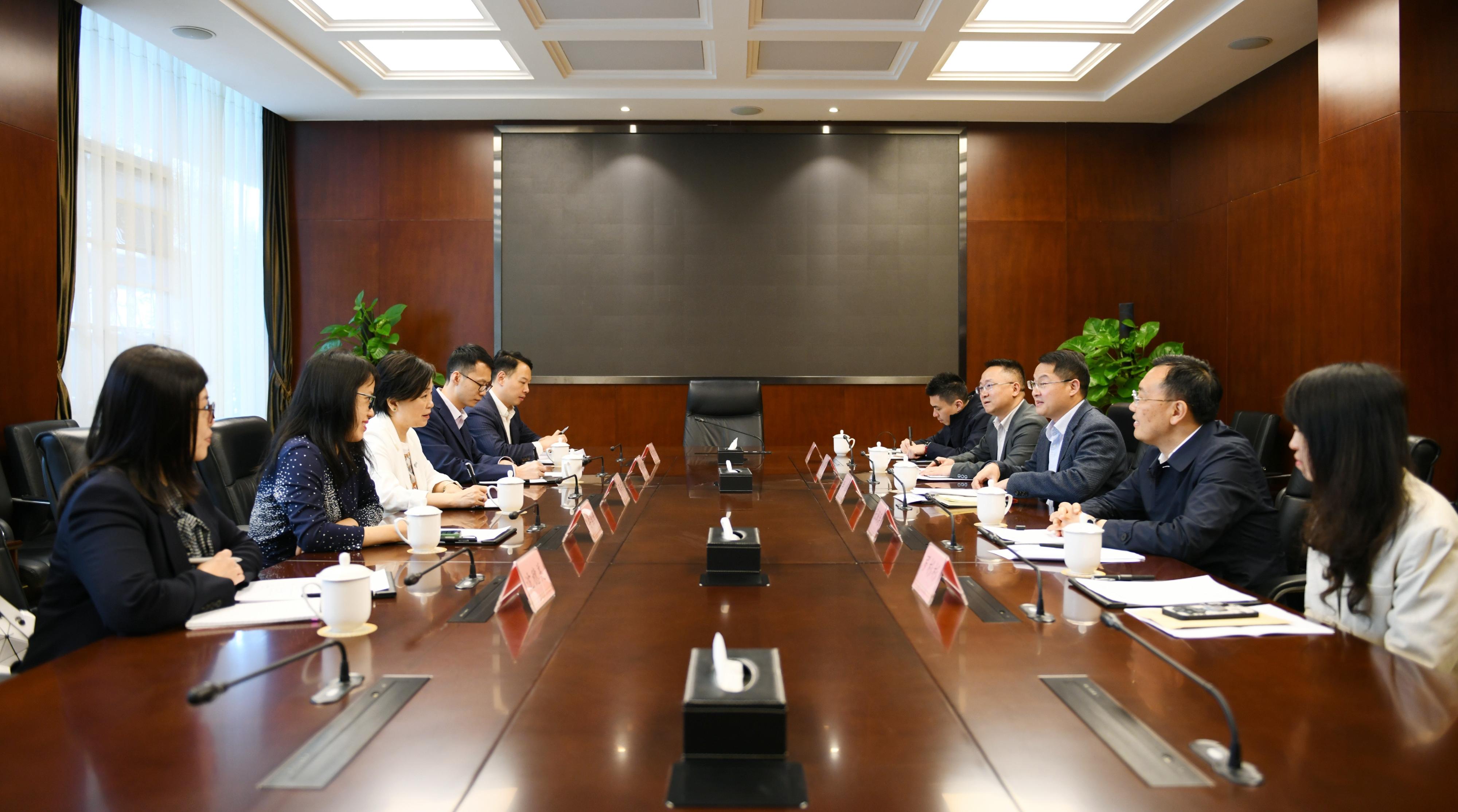 The Secretary for Education, Dr Choi Yuk-lin (third left), calls on Deputy Director of the Hong Kong and Macao Affairs Office of the Sichuan Provincial People's Government Mr Li Hui (third right) and Deputy Secretary of the Education Working Committee of the CPC Sichuan Provincial Committee Mr Zhang Lantao (second right) in Chengdu yesterday (April 26).