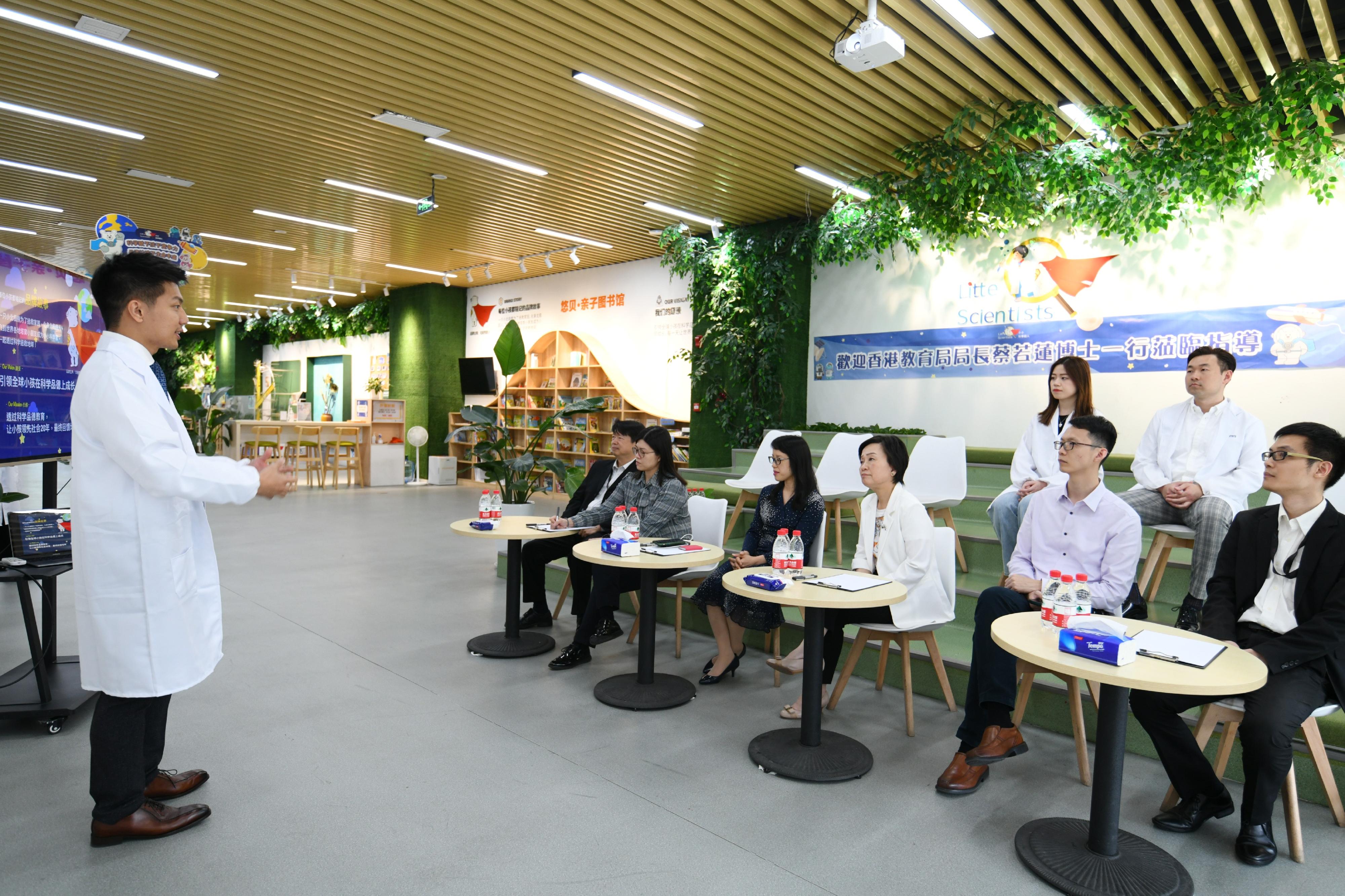 The Secretary for Education, Dr Choi Yuk-lin (fifth right), visits Little Scientists, a Hong Kong education enterprise, in Chengdu yesterday (April 26) to learn about its philosophy and practical experience in promoting STEAM (Science, Technology, Engineering, Arts and Mathematics) education for young children.