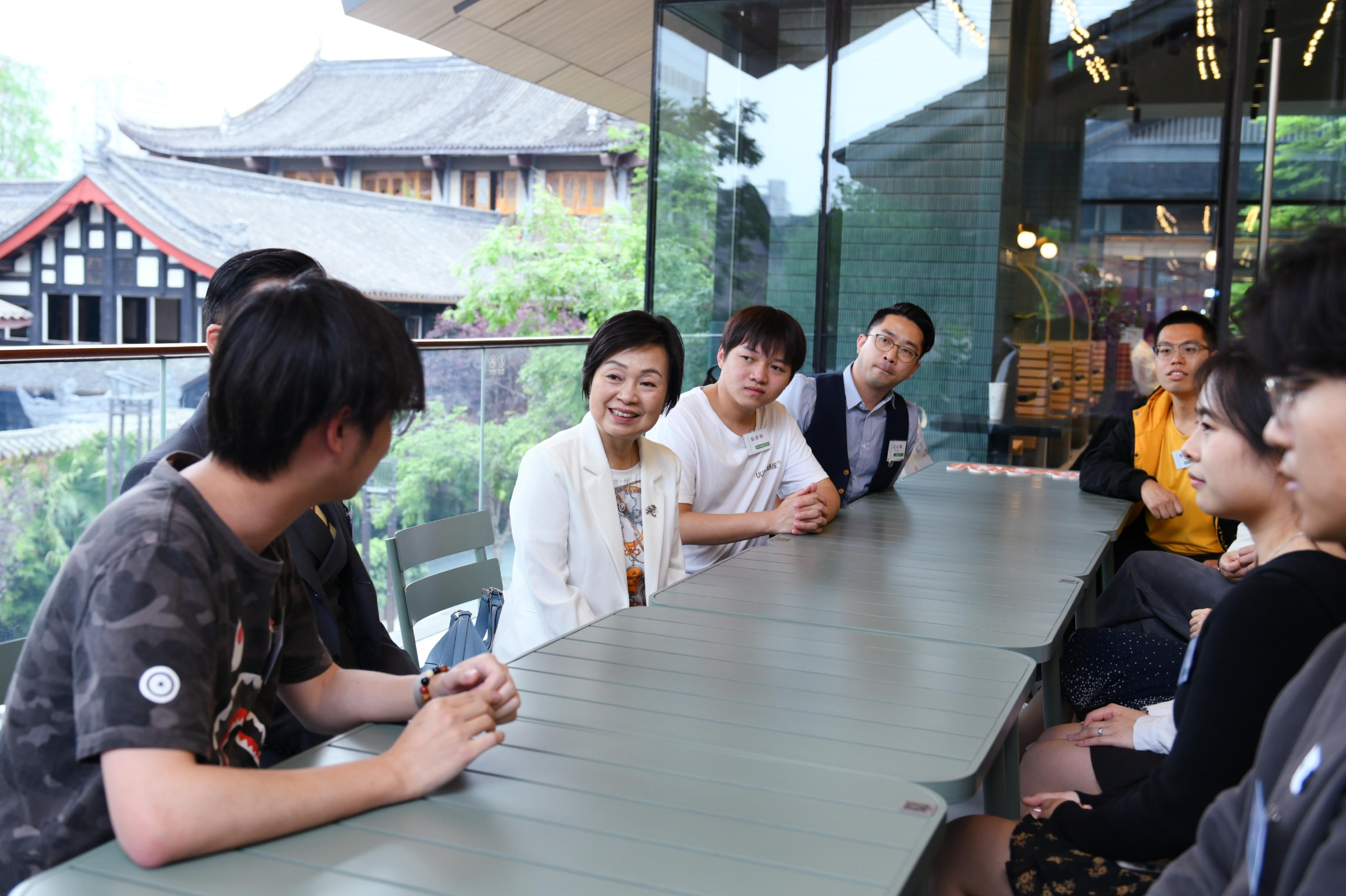 The Secretary for Education, Dr Choi Yuk-lin (third left), meets Hong Kong students and young entrepreneurs in Chengdu yesterday (April 26).