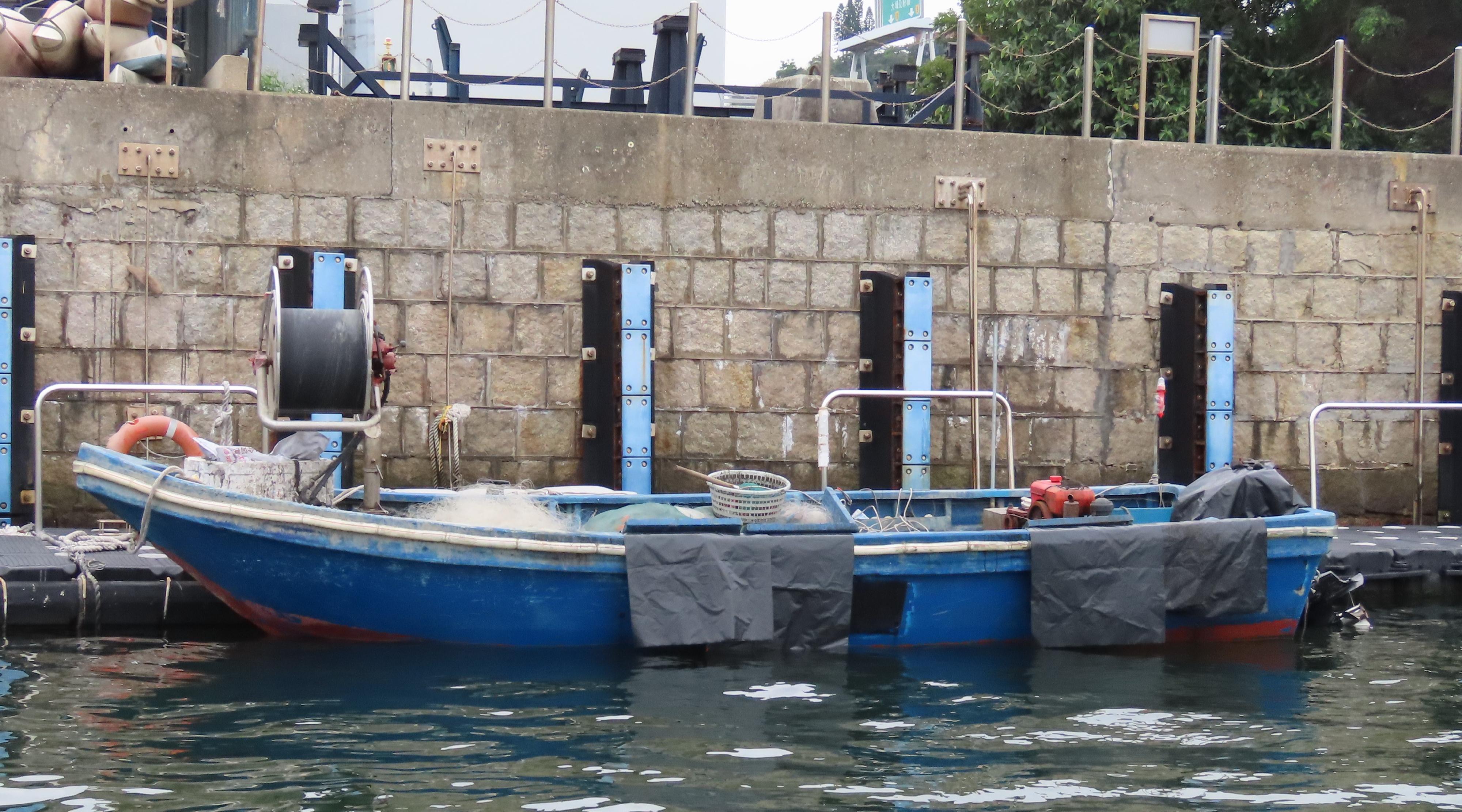 渔农自然护理署今日（四月二十七日）起诉两名内地男子怀疑非法在海下湾海岸公园内进行刺网捕鱼。图示该艘被截停的船只。