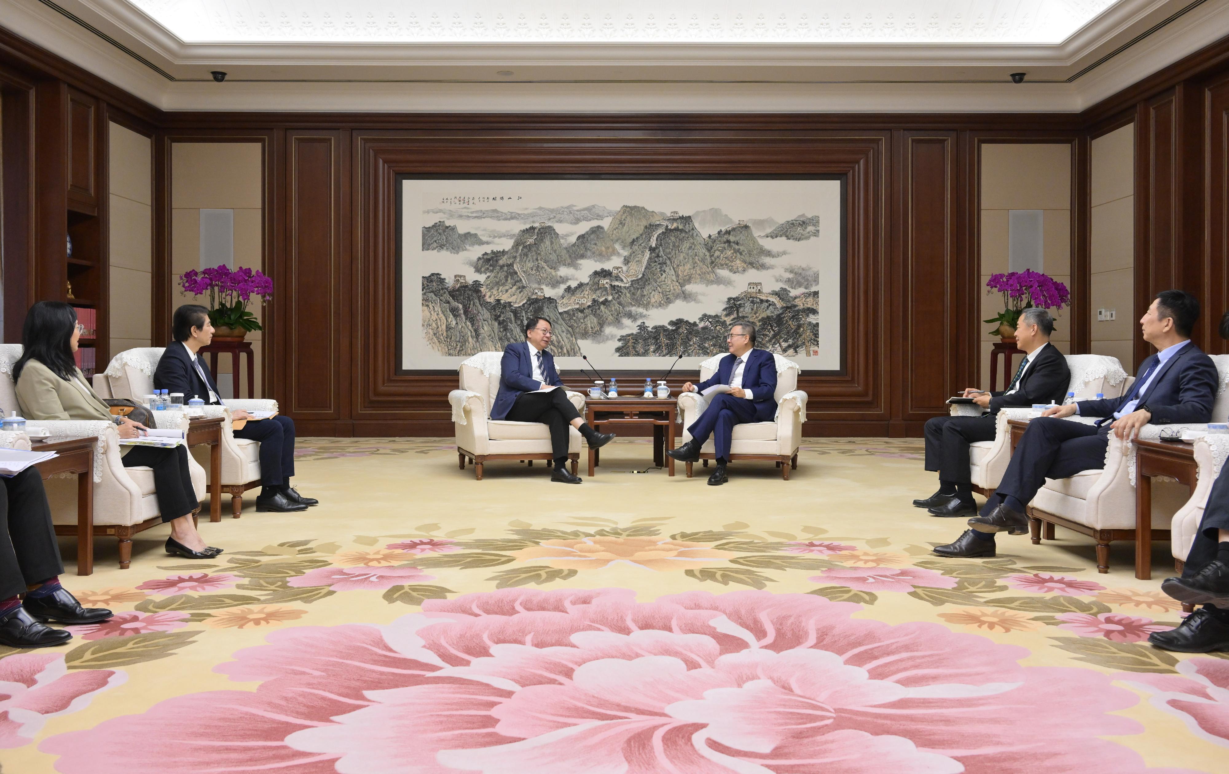 政務司司長陳國基（左三）今日（四月二十七日）在北京與北京市人民政府副市長劉宇輝（右三）會面。香港特別行政區政府駐北京辦事處主任鄭偉源（左二）亦有出席。
