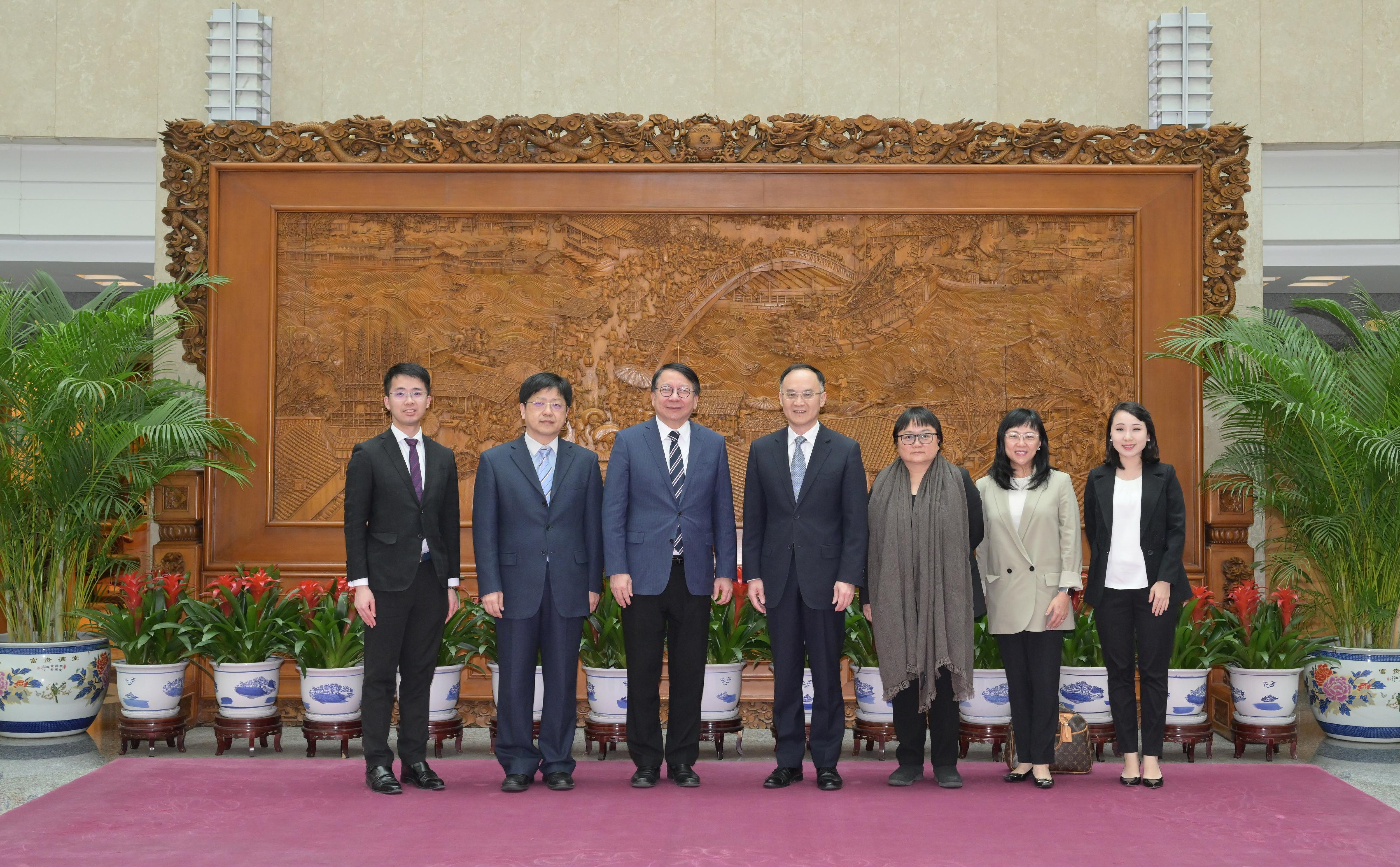 政務司司長陳國基（左三）今日（四月二十七日）在北京與國家外交部部長助理農融（右四）會面。香港特別行政區政府駐北京辦事處副主任阮慧賢（右三）亦有出席。
